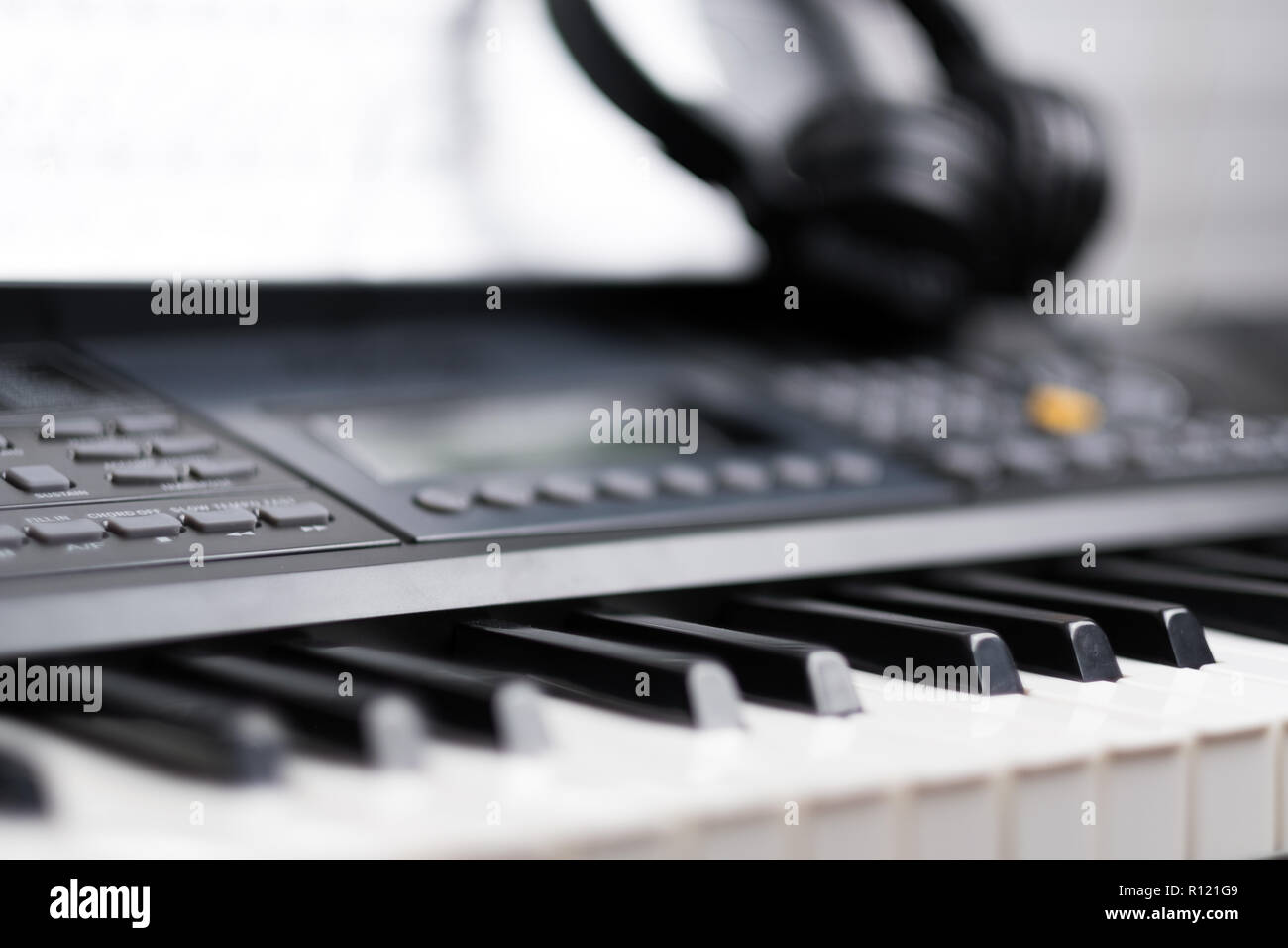 Elektronik Keyboard mit Kopfhörern Stockfoto