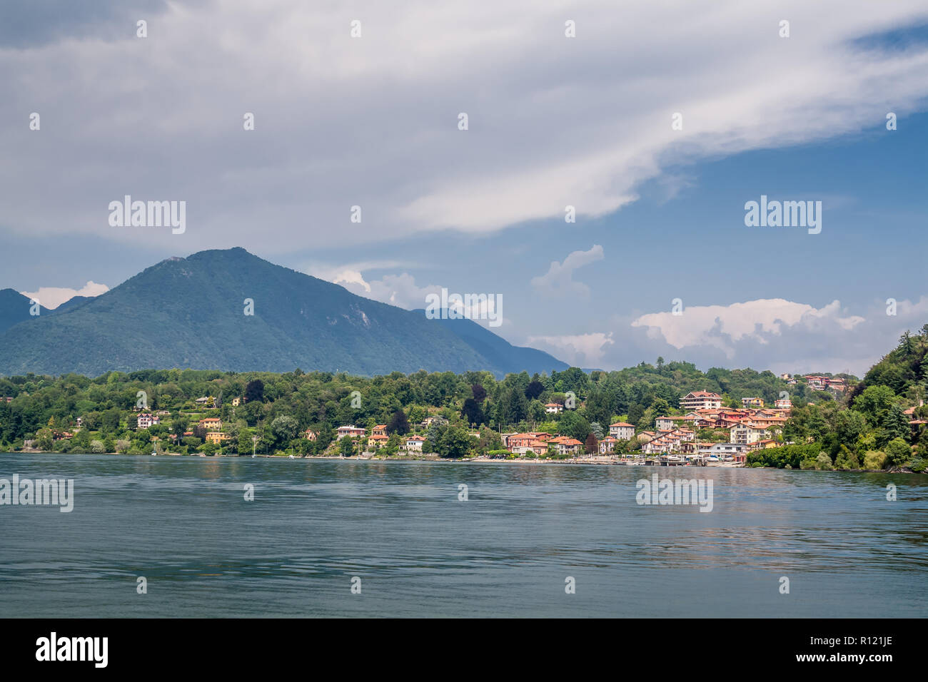 Landschaft Blick über den Lago Maggiore, Lombardei, Italien, Häuser an der Küste. Stockfoto