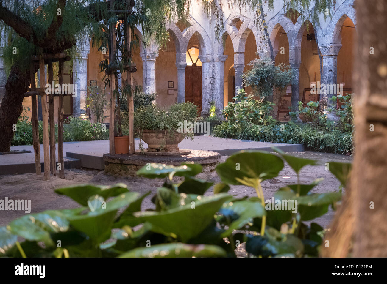 Kreuzgang neben der Kirche von San Francesco/Chiostro di San Francesco im Stadtzentrum von Sorrent auf die Amalfi Küste. Nach dem Regen fotografiert. Stockfoto