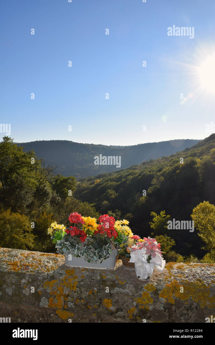 Ort Selbstmord aus eine hohe Brücke, Haut-Herault Regionalen Naturpark, Languedoc, Südfrankreich. Stockfoto