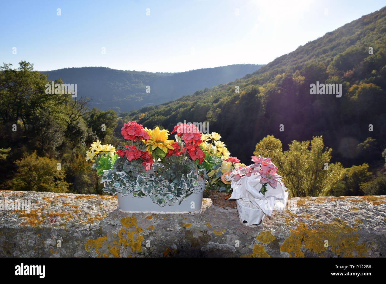 Ort Selbstmord aus eine hohe Brücke, Haut-Herault Regionalen Naturpark, Languedoc, Südfrankreich. Stockfoto