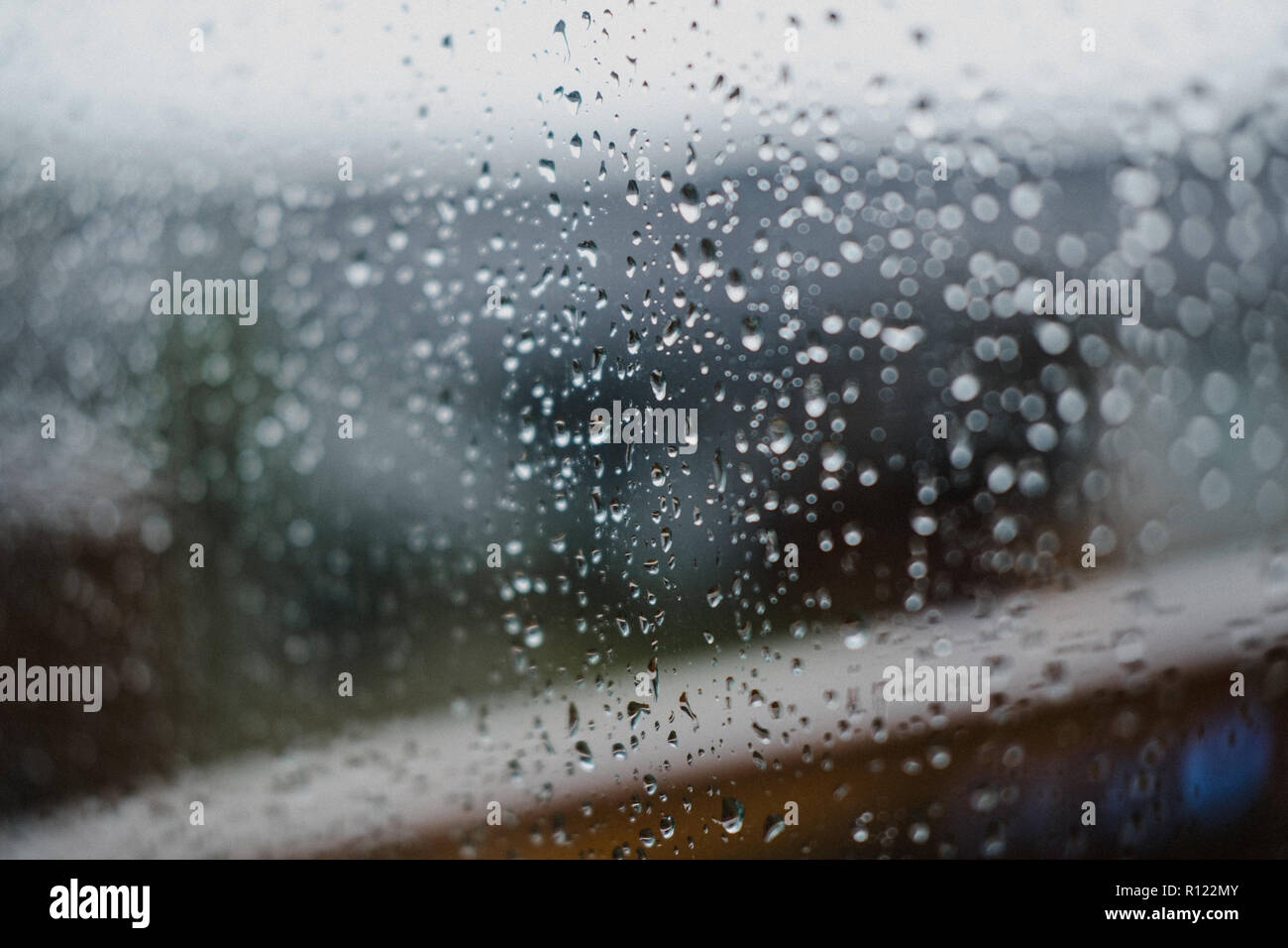 Regentropfen auf Glasscheibe Stockfoto