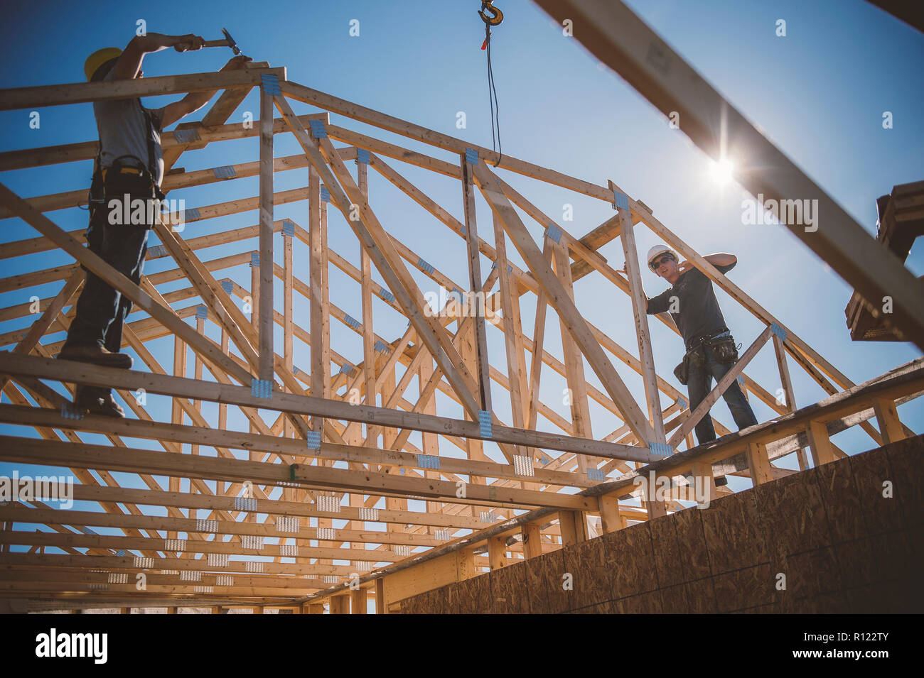 Bauherren, die auf dem Dach des Gebäudes Stockfoto