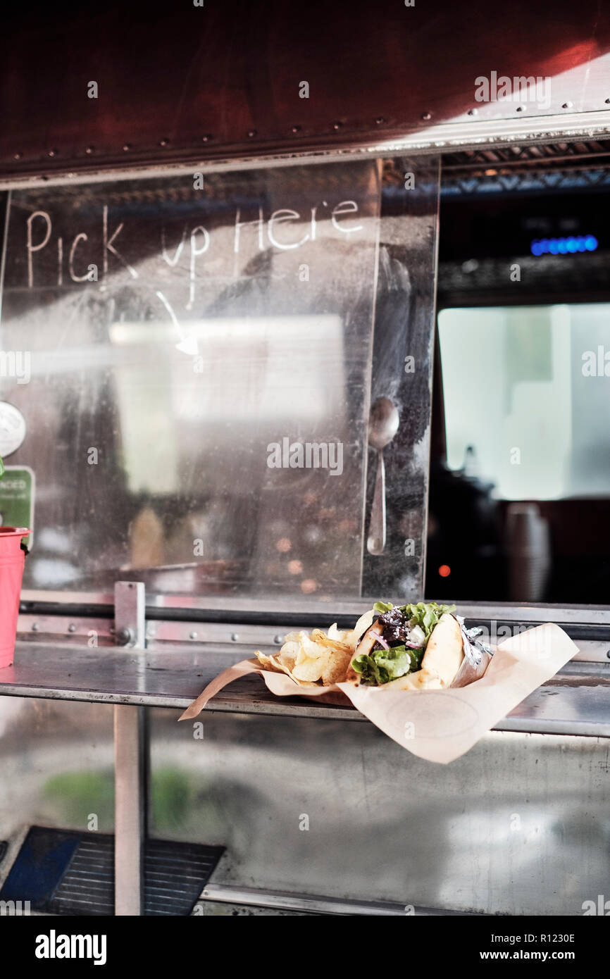 Essen durch das Fenster der Nahrung Lkw Stockfoto