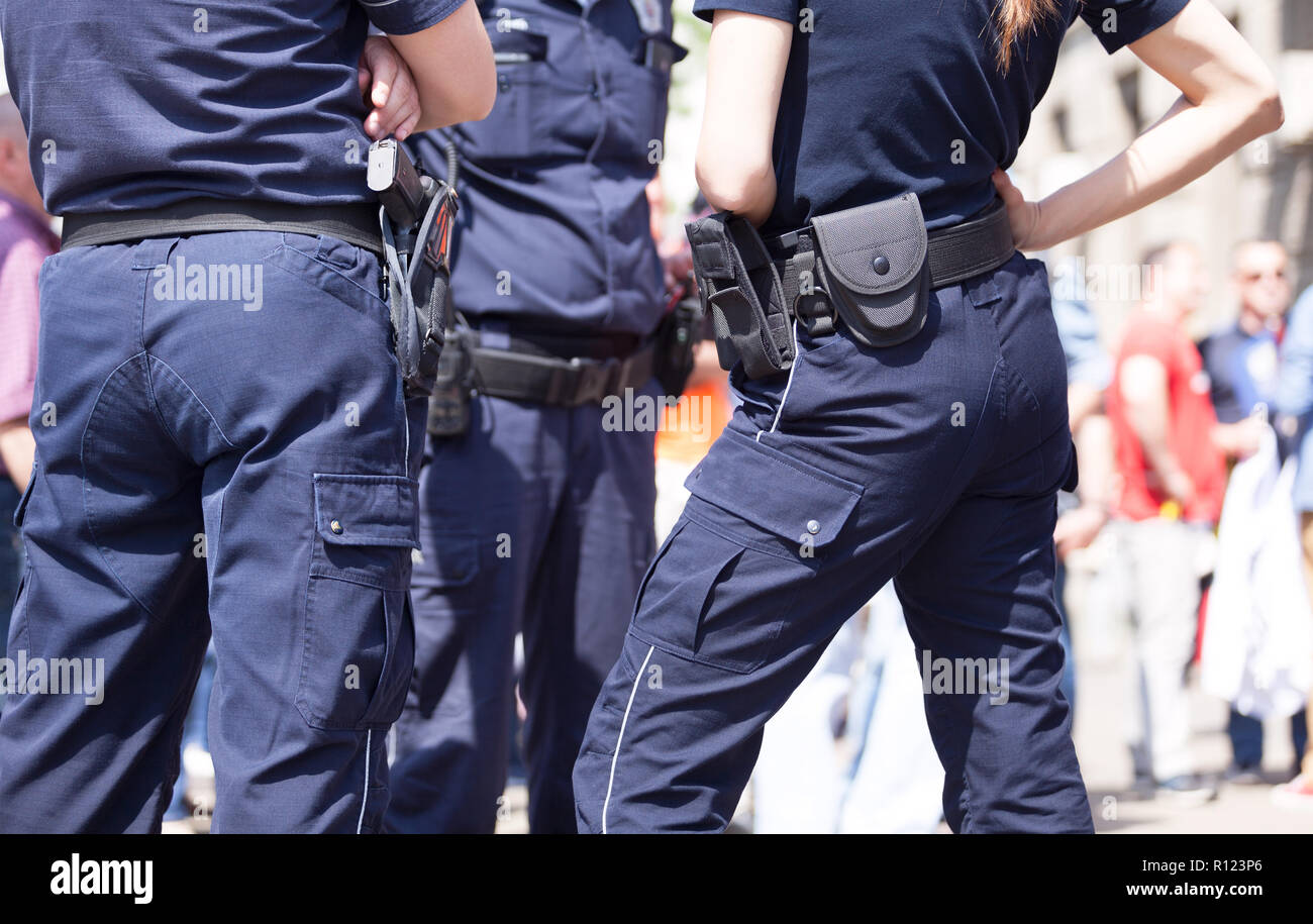 Polizeistreife auf der Straße. Drei bewaffnete Polizeibeamte Stockfoto