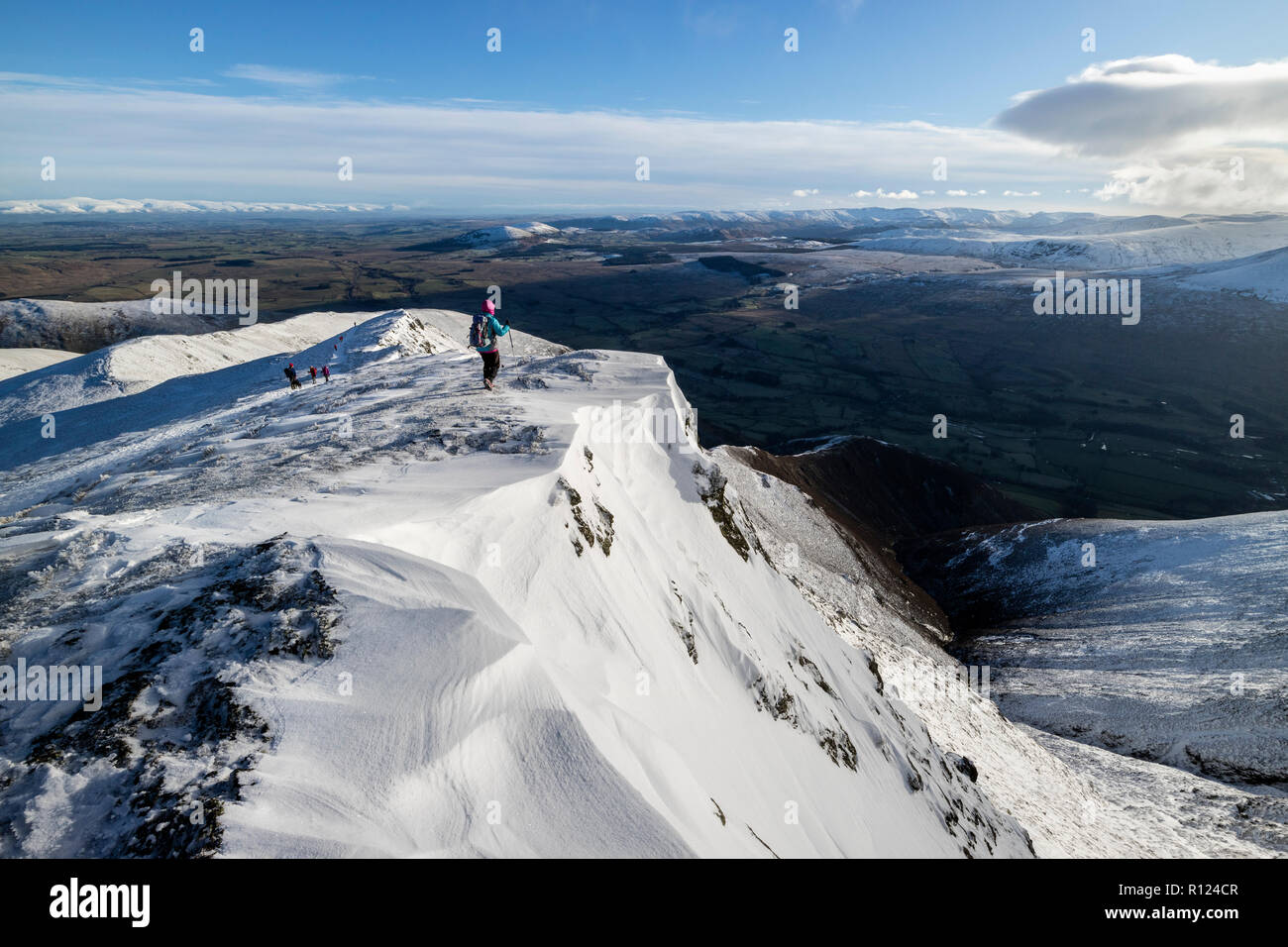 Wanderer und die Aussicht von Skalen fiel, Blencathra, Lake District, Cumbria, Großbritannien Stockfoto