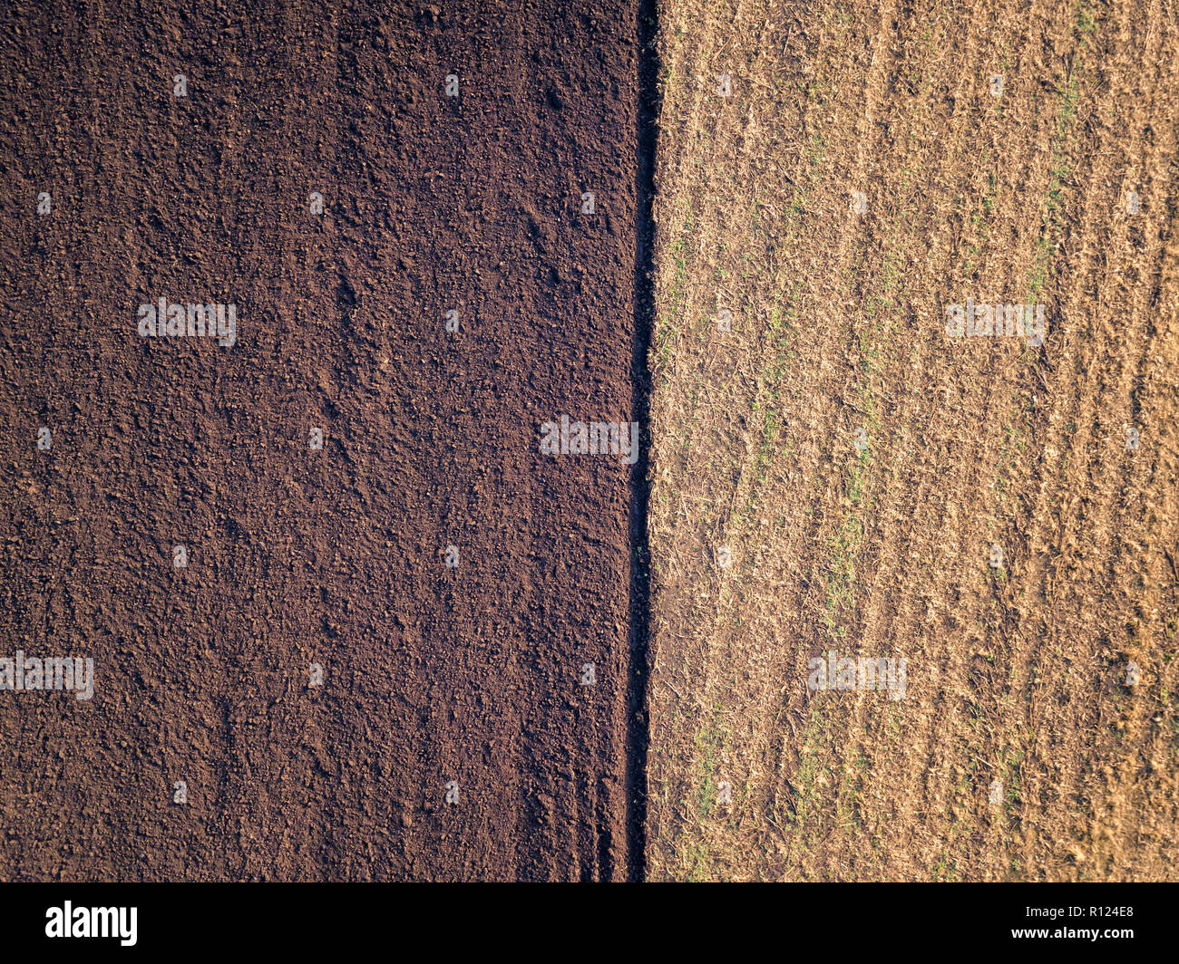 Luftaufnahme eines gepflügten Feld in einer Landschaft. Pflügen im Herbst, drone Schuß von oben. Stockfoto