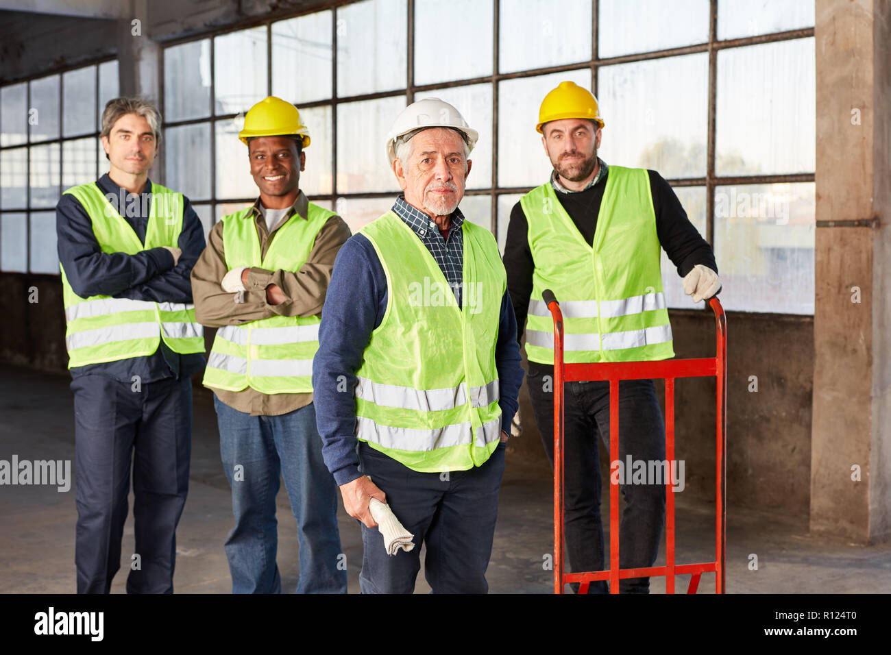 Vier Kollegen als Logistik Team im Lager eines internationalen Spediteur Stockfoto