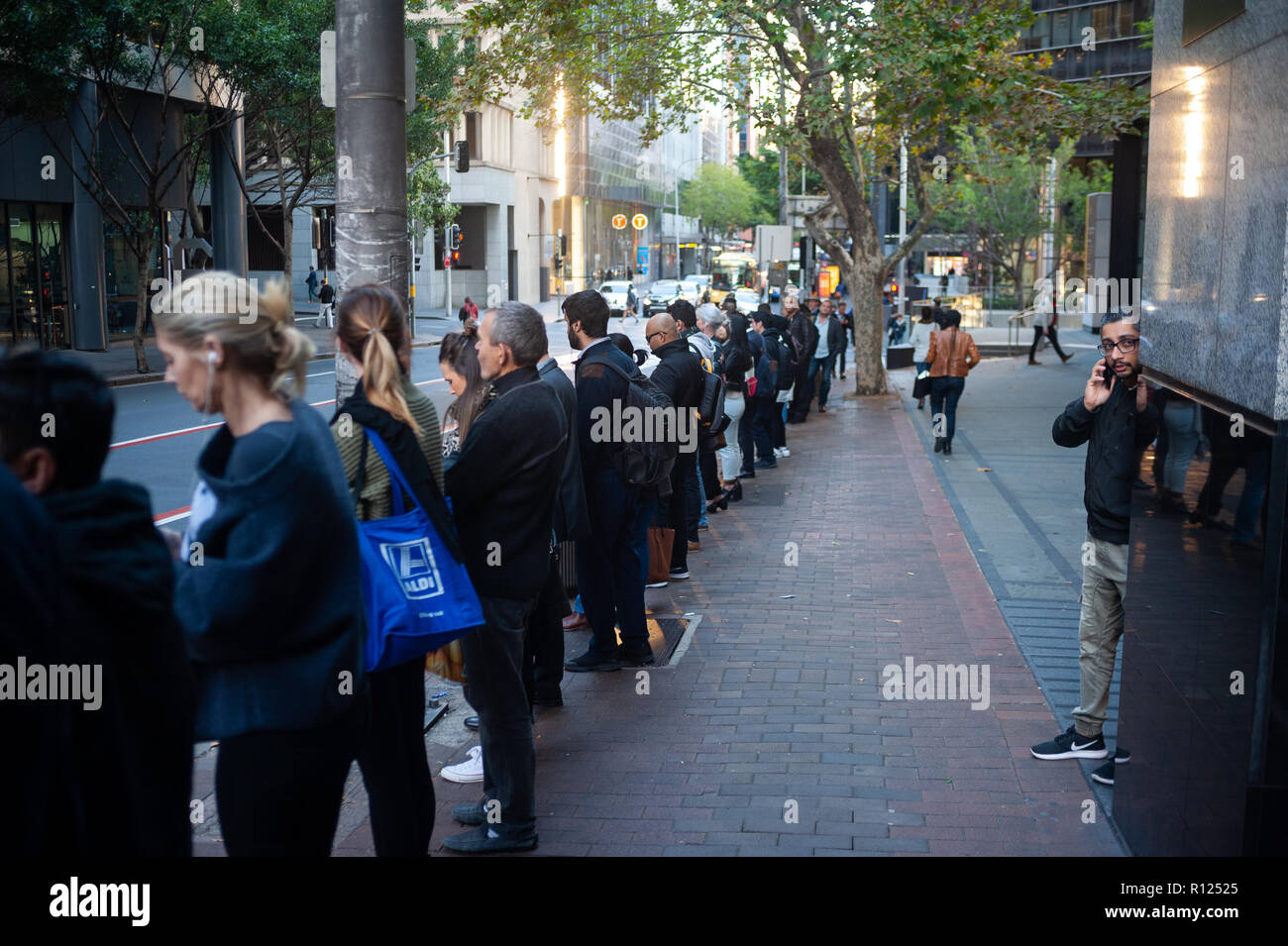 11.05.2018, Sydney, New South Wales, Australien - Leute gesehen an einer Bushaltestelle in Sydney Central Business District. Stockfoto