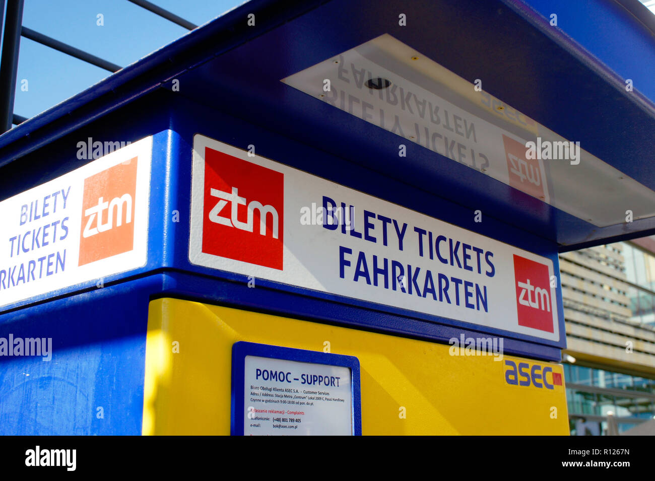 Warschau, Polen - 6. Oktober 2018: Ein Ticket für die öffentlichen Verkehrsmittel Maschine in Warschau Stockfoto