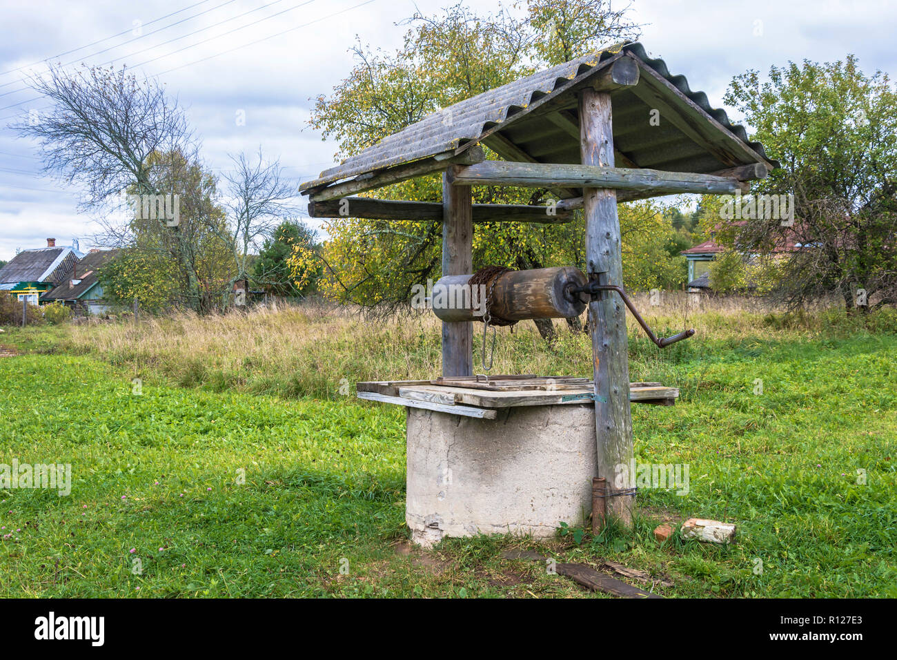 Dorf und gut unter dem Dach mit einer Kette an einem bewölkten Herbst Tag, Russland. Stockfoto