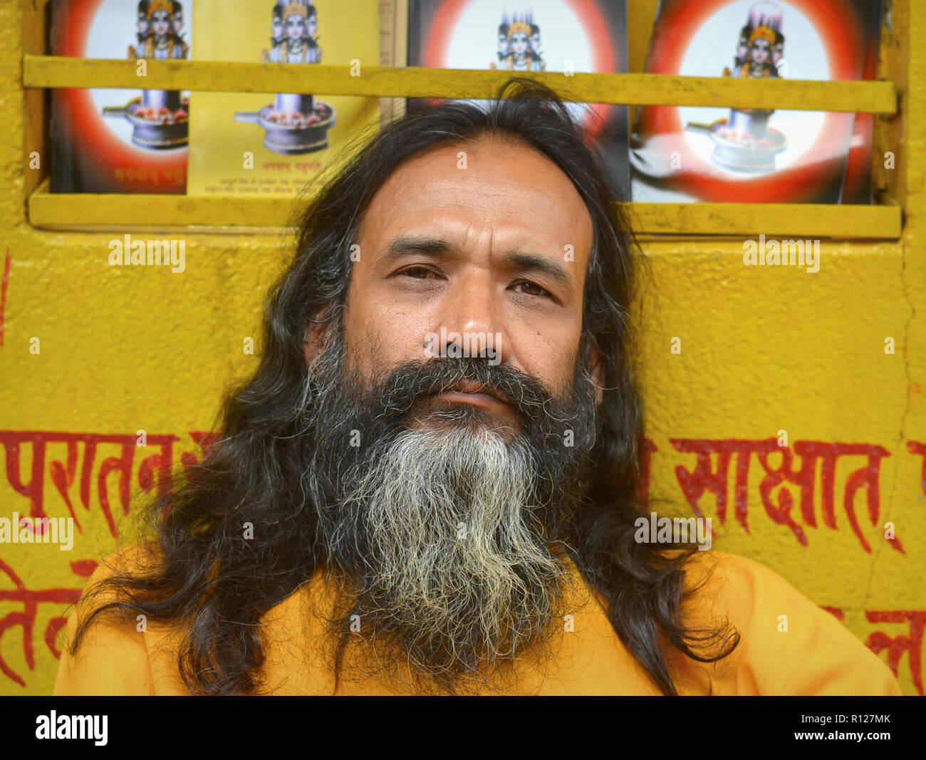 Indische Yoga Lehrer aus berühmten Shree in Kathmandu Pashupatinath Yoga Schule. Stockfoto