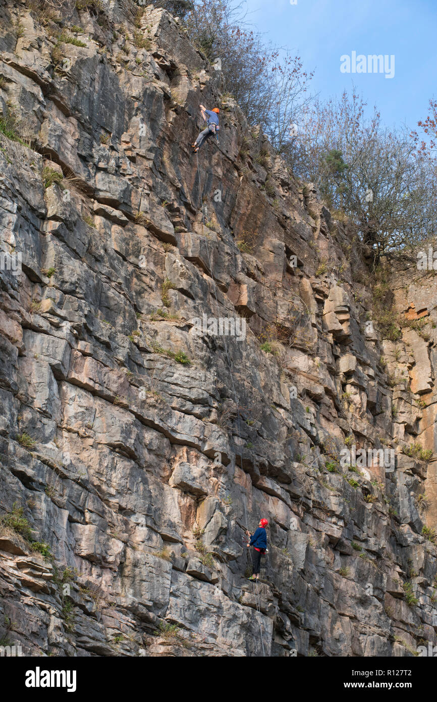 Klettern im Llanymynech Rocks Nature Reserve, an der englisch-walisischen Grenze, in der Nähe von Oswestry, Shropshire. Stockfoto