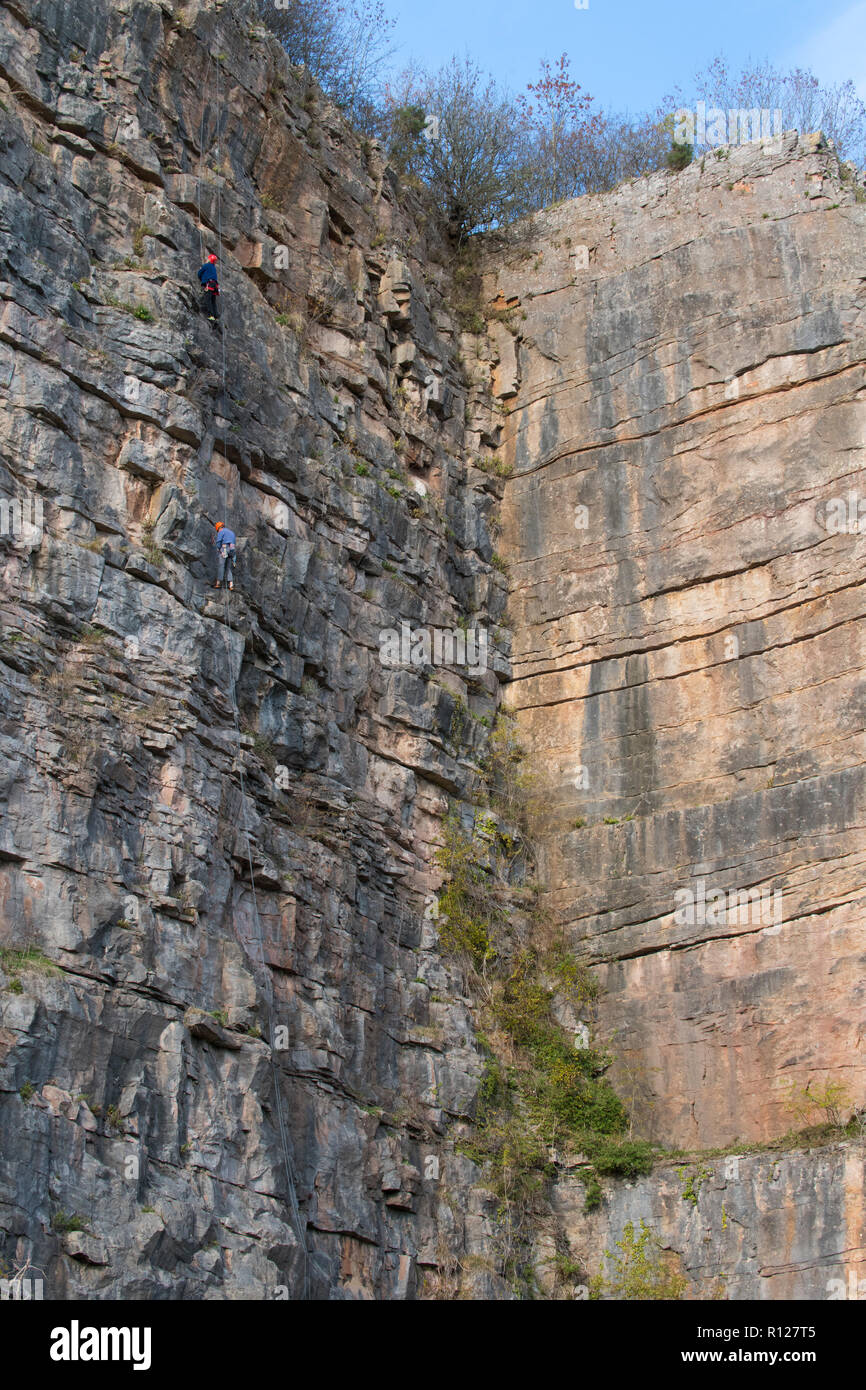 Rock climbimg an llanymynech Rocks Nature Reserve, auf der englisch-walisischen Grenze, in der Nähe von Telford, Shropshire. Stockfoto