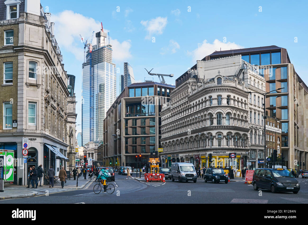 Herrenhaus in der City von London, Großbritannien, an der Kreuzung der Queen Victoria Street und Cannon Street Stockfoto