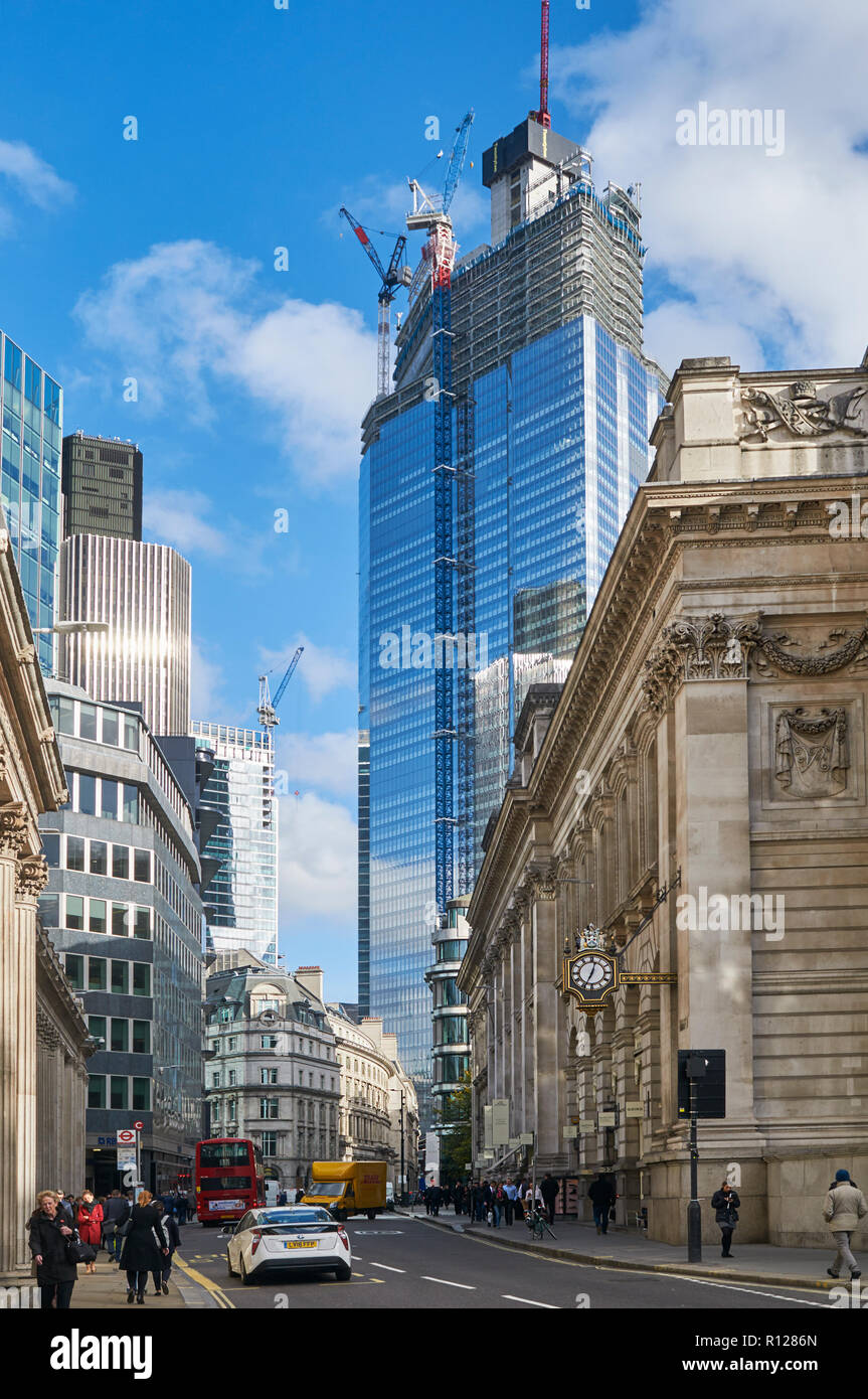 Die neue Zwanzig zwei Tower im Bau in der Stadt London, Großbritannien, von Threadneedle Street Stockfoto