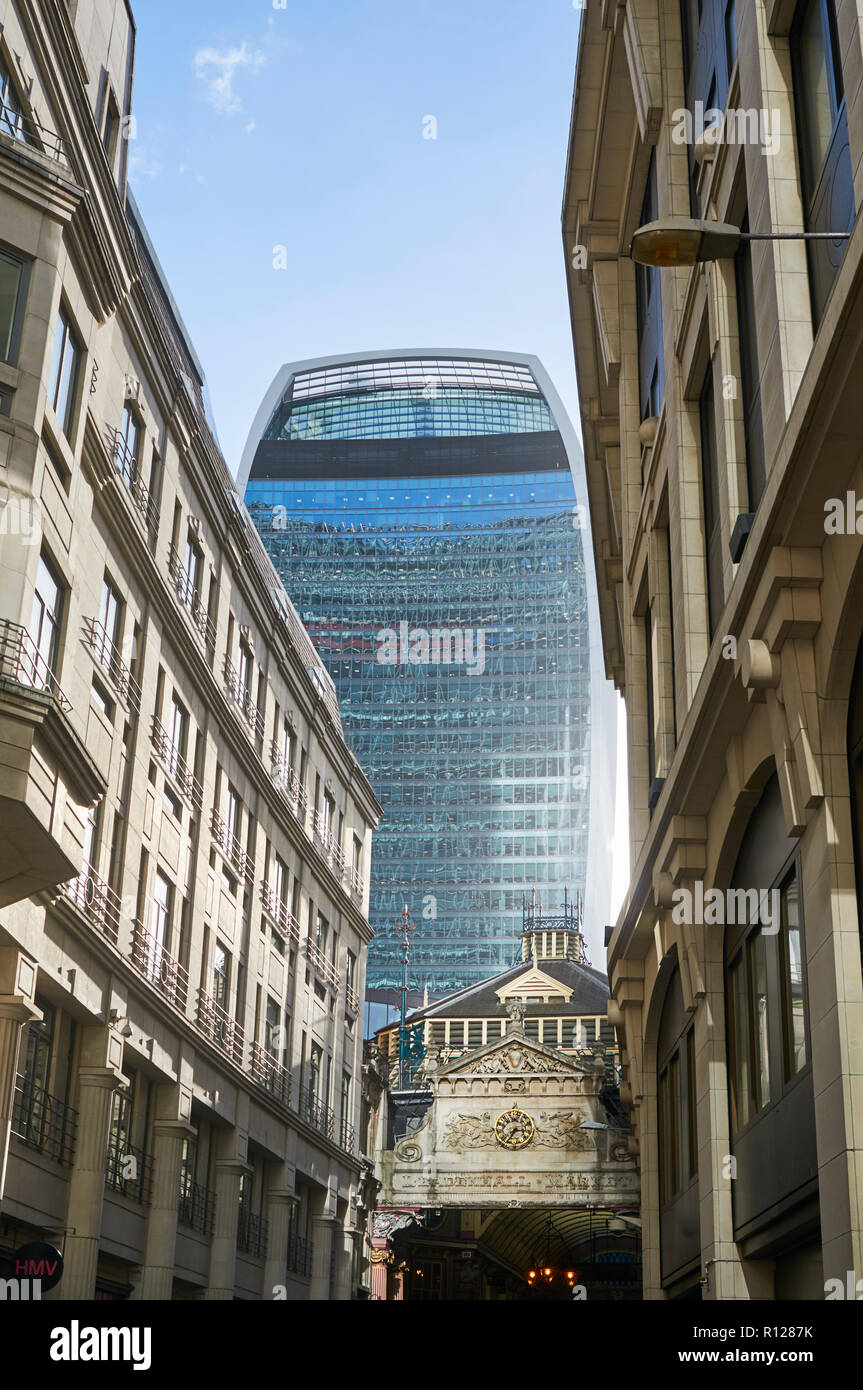 Der Eingang zum Leadenhall Market auf Whittington Straße in der City von London Großbritannien, mit dem Walkie Talkie Turm im Hintergrund Stockfoto