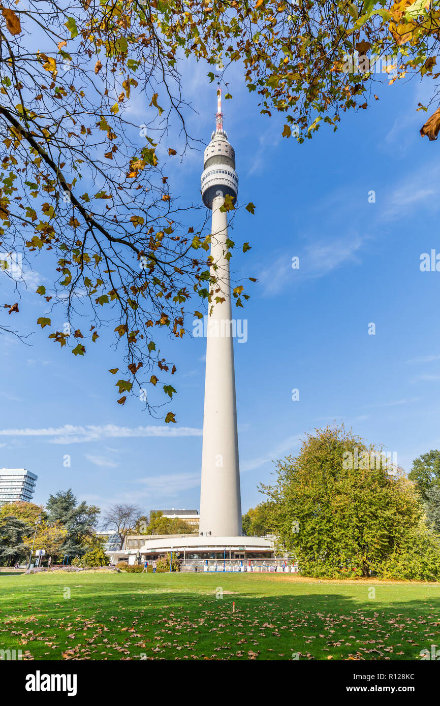 Florianturm ist ein TK-Turm und Wahrzeichen von Dortmund in Deutschland. Die obere Aussichtsplattform gibt eine gute Antenne Panorama auf die Stadt und seine Umgebung. Stockfoto