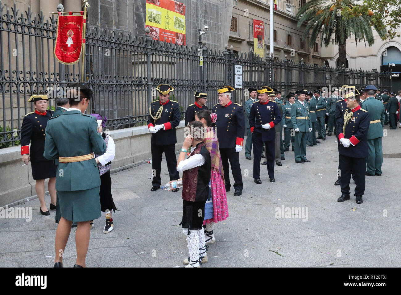 Eine Versammlung der spanischen Guardia Civil (Guardia Civil) in offiziellen Parade Uniform, mit dem traditionellen Tricorne, während der Pilar Festival Stockfoto