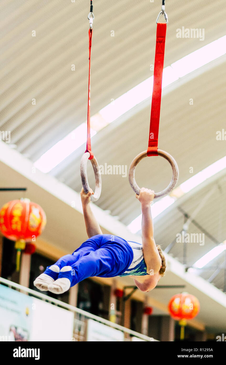 Portrait von kleine Zicklein Gymnast in einer Meisterschaft. Stockfoto