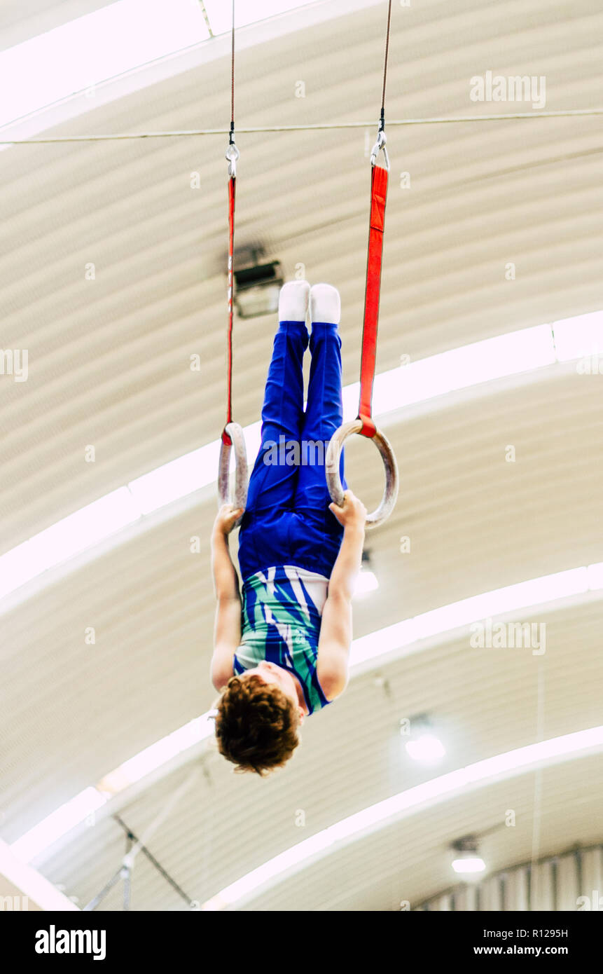 Portrait von kleine Zicklein Gymnast in einer Meisterschaft. Stockfoto