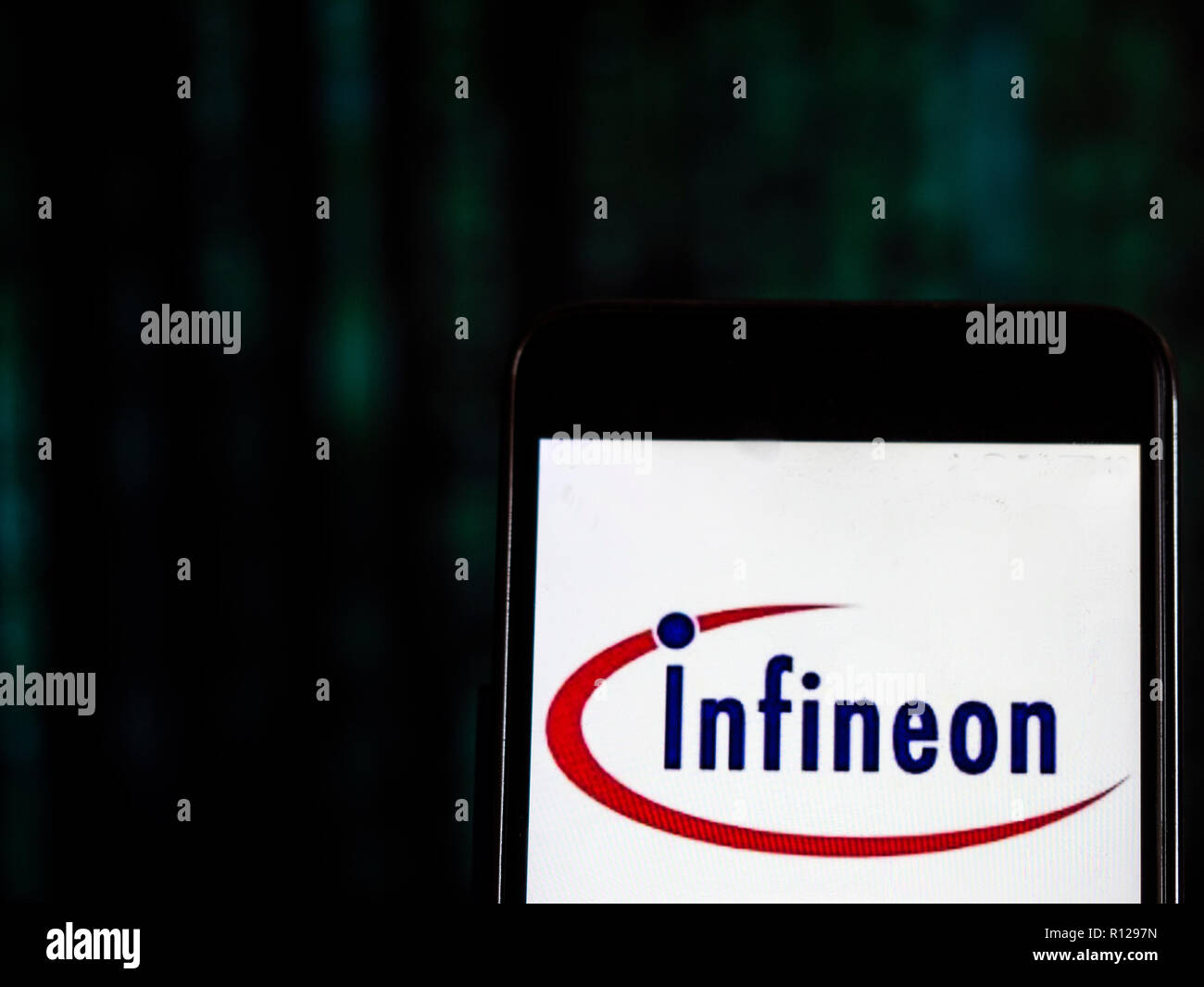 Infineon Technologies Semiconductor Manufacturing Company Logo auf dem Smartphone angezeigt. Die Infineon Technologies AG ist ein deutscher Halbleiterhersteller. Zum 30. September 2016, Infineon hatte 36,299 Mitarbeiter weltweit. Stockfoto