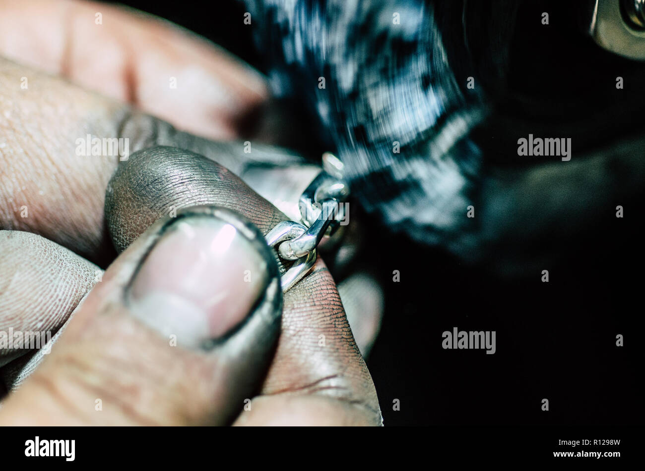 Juwelier auf Silber Kette arbeiten in seiner Werkstatt. Detail von Silber polieren. Stockfoto