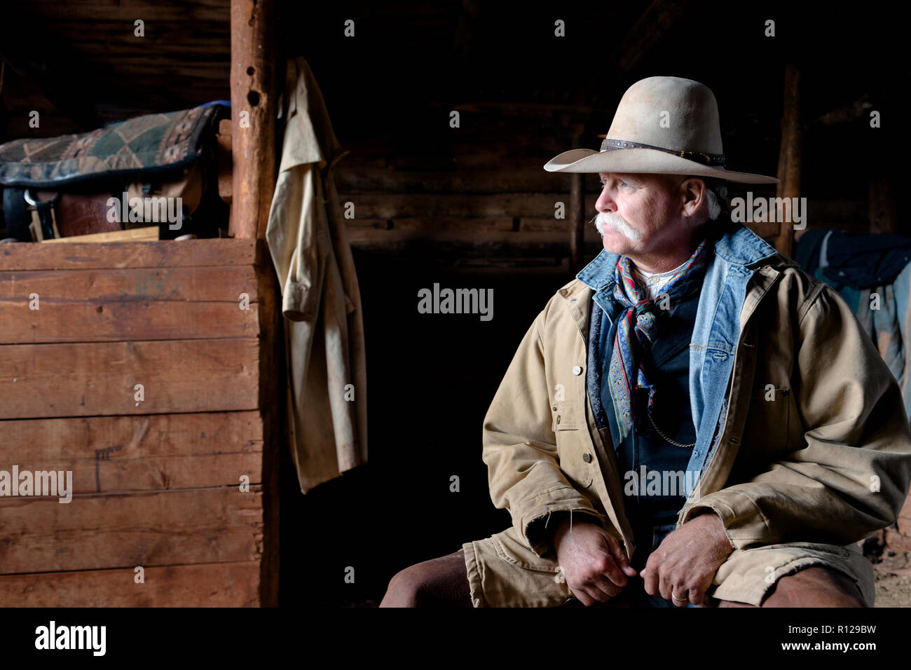 WY 02428-00.... WYOMING - Mike Buckich in der Scheune an der Willow Creek Ranch. Herr #B18 Stockfoto