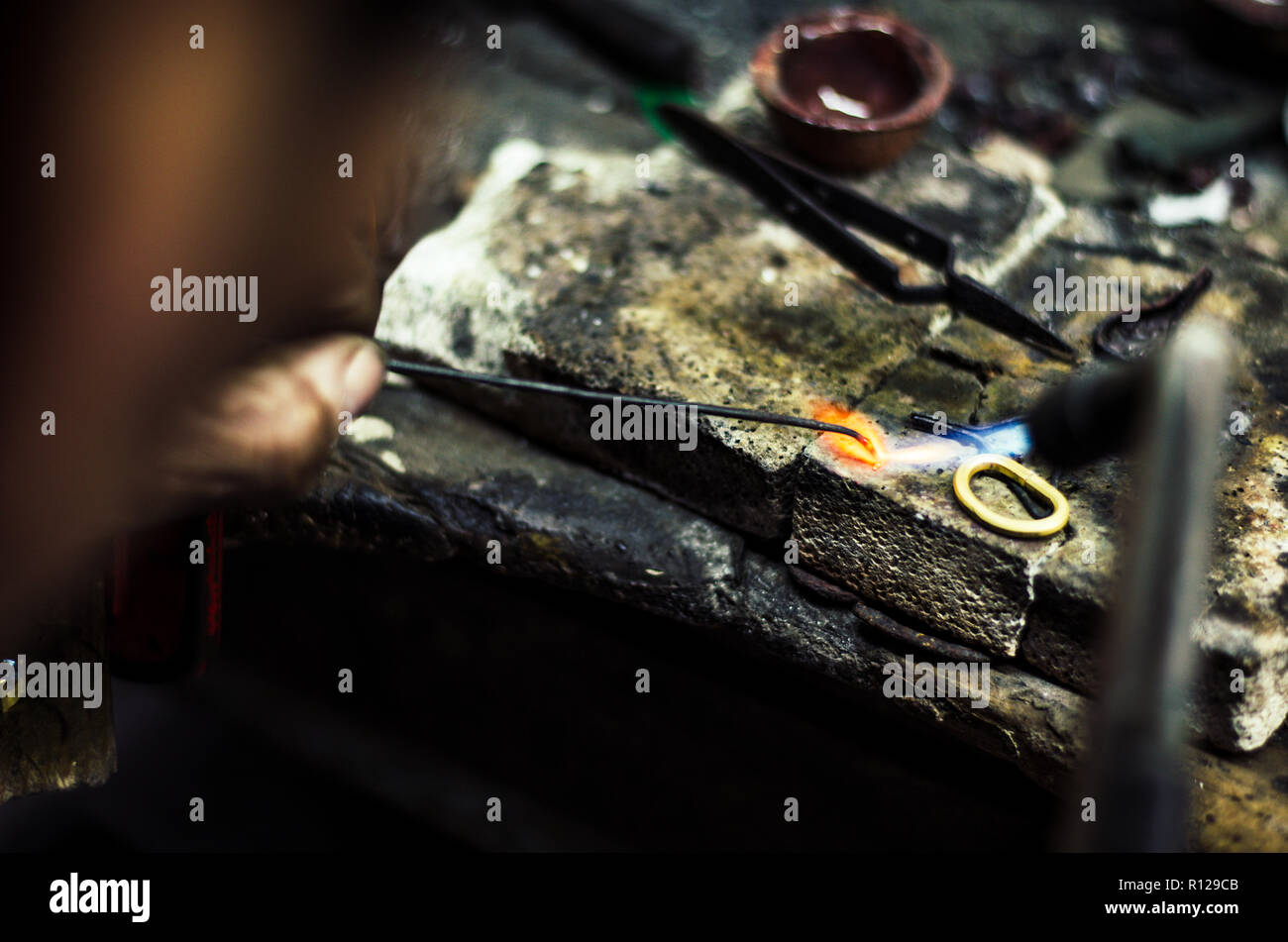 Die industrielle Herstellung der gold-Ring. Herstellung eines Gold Produkt in der schmuckmanufaktur. Stockfoto