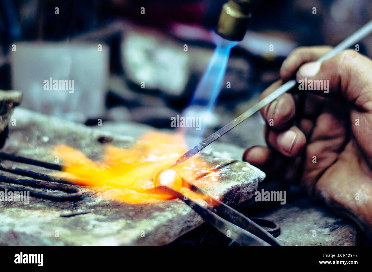 Master Juwelier Schweißen ein Ornament in einem Schmuck Werkstatt. Bild von Händen und Produkt. Stockfoto