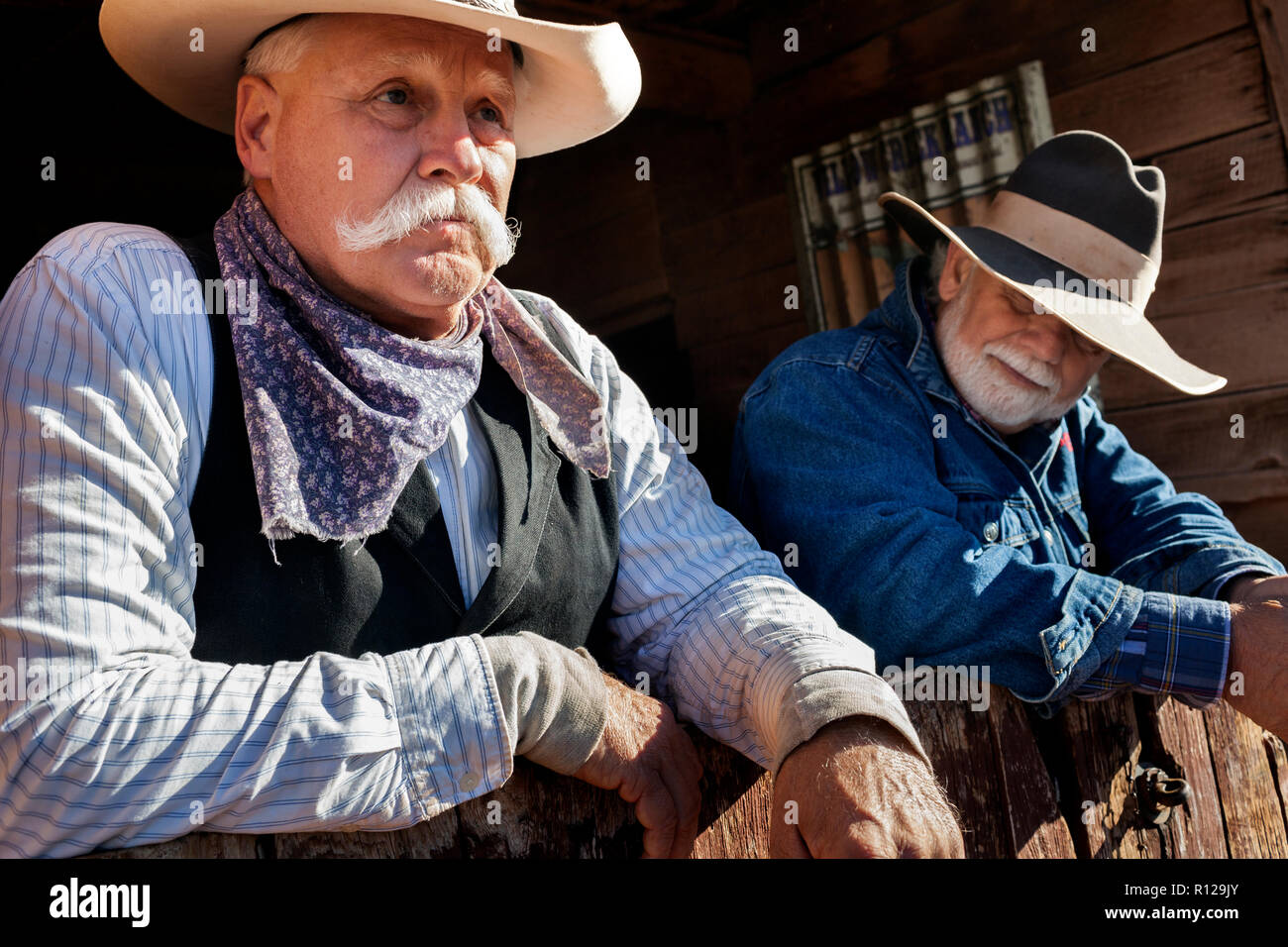 WY 02454-00 ... WYOMING - Ranch Hände Mike Buckich und Clint Black auf der Willow Creek Ranch. Herr #B18-B19. Stockfoto