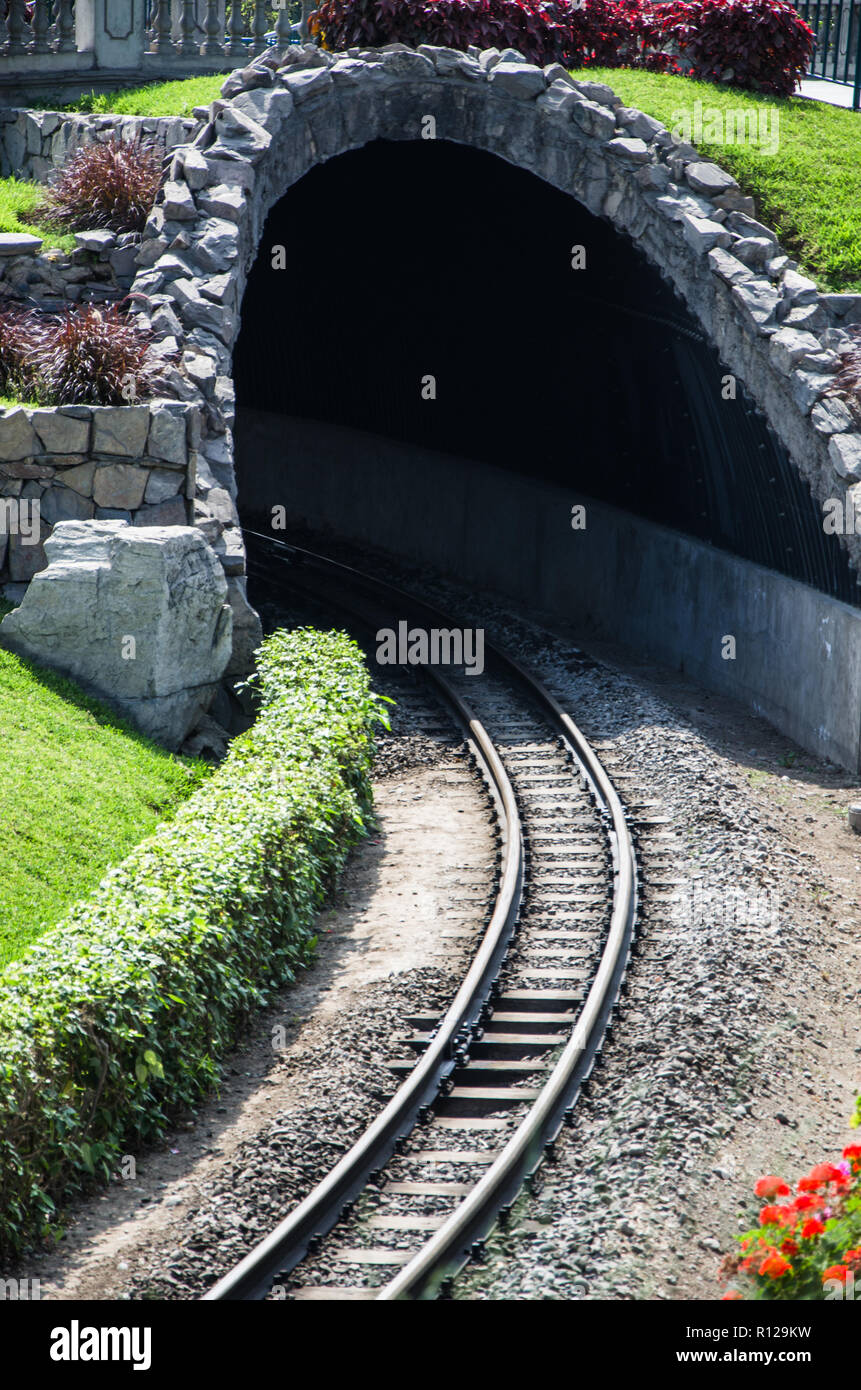 Alte steinerne Tunnel in den Friendship Park im Stadtteil Santiago de Surco in Lima - Peru Stockfoto