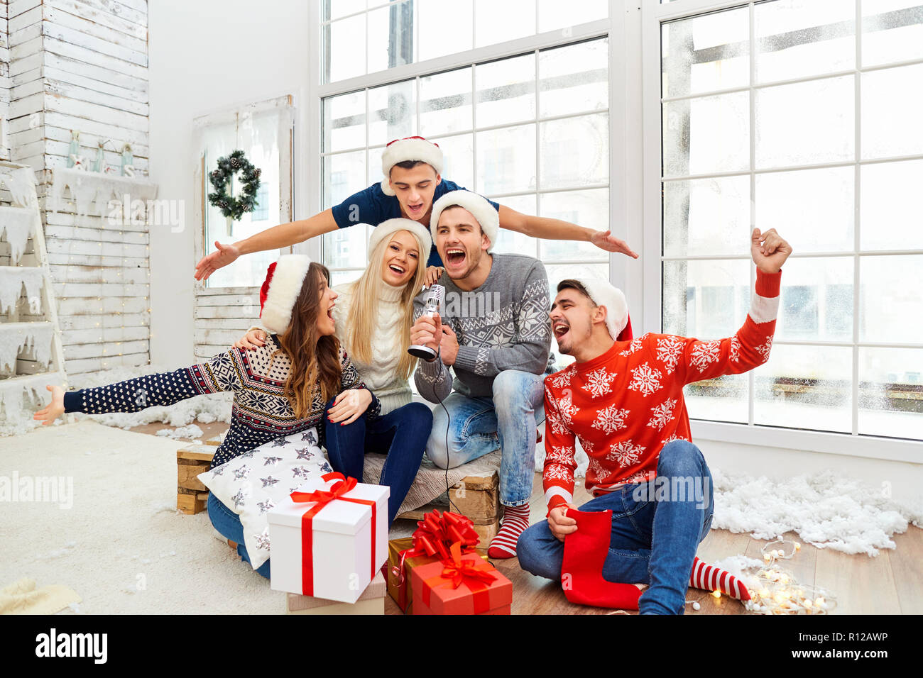 Eine Gruppe von Freunden mit Geschenken an einer Weihnachtsfeier Stockfoto