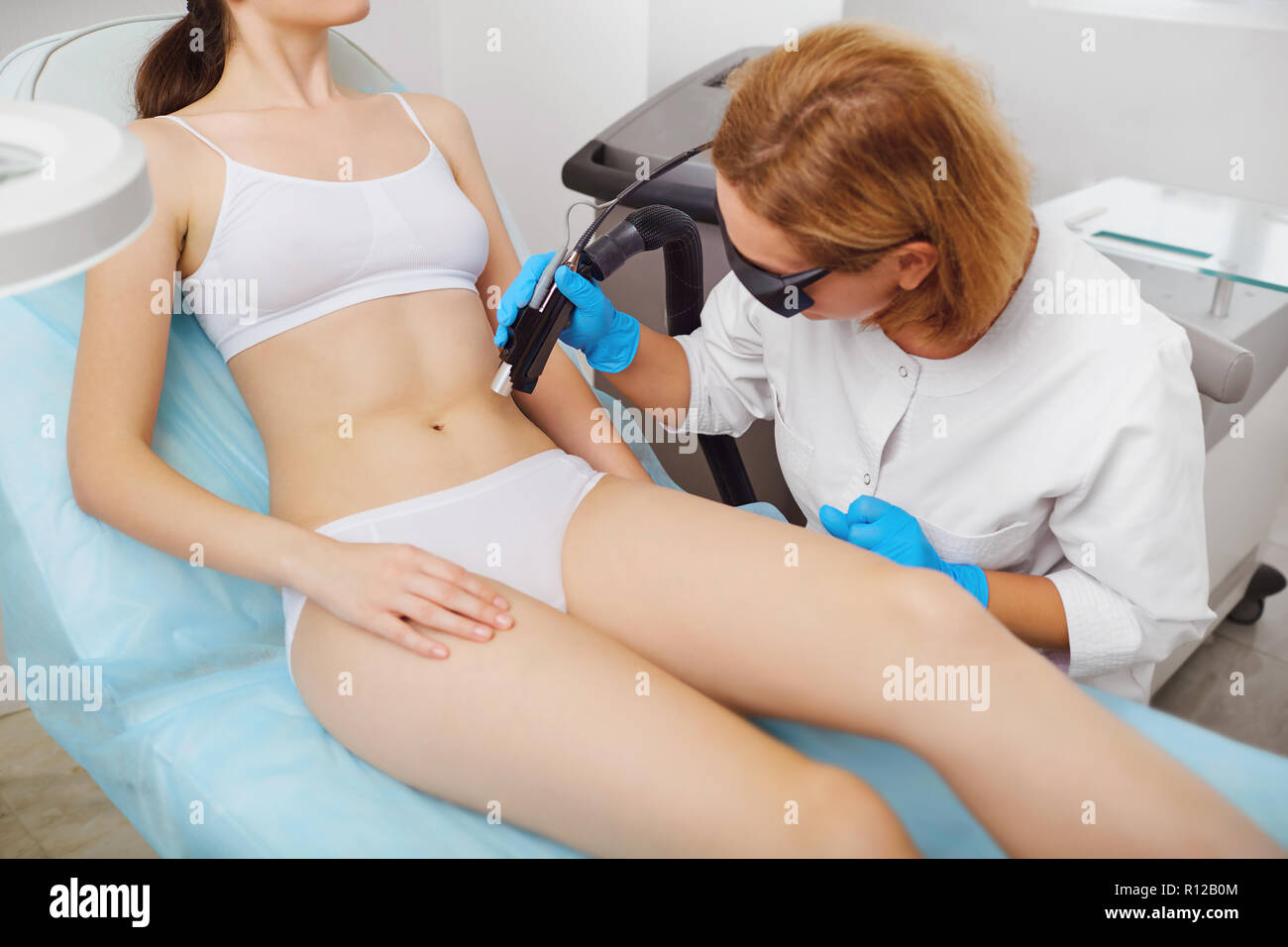 Laser Haarentfernung auf dem Bauch auf dem Körper einer jungen Frau, die ich Stockfoto