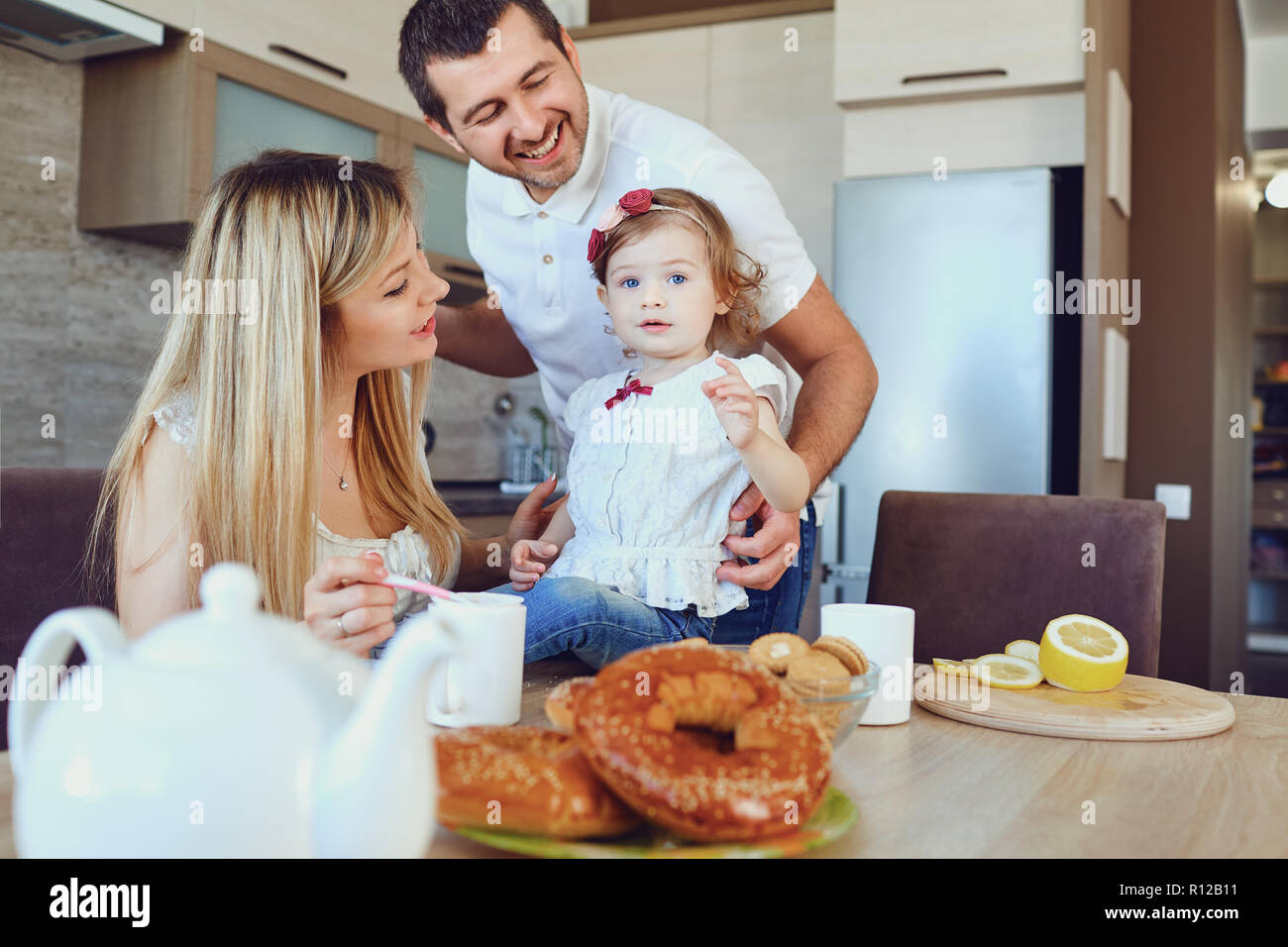 Eine glückliche Familie in der Küche am Tisch sass. Stockfoto