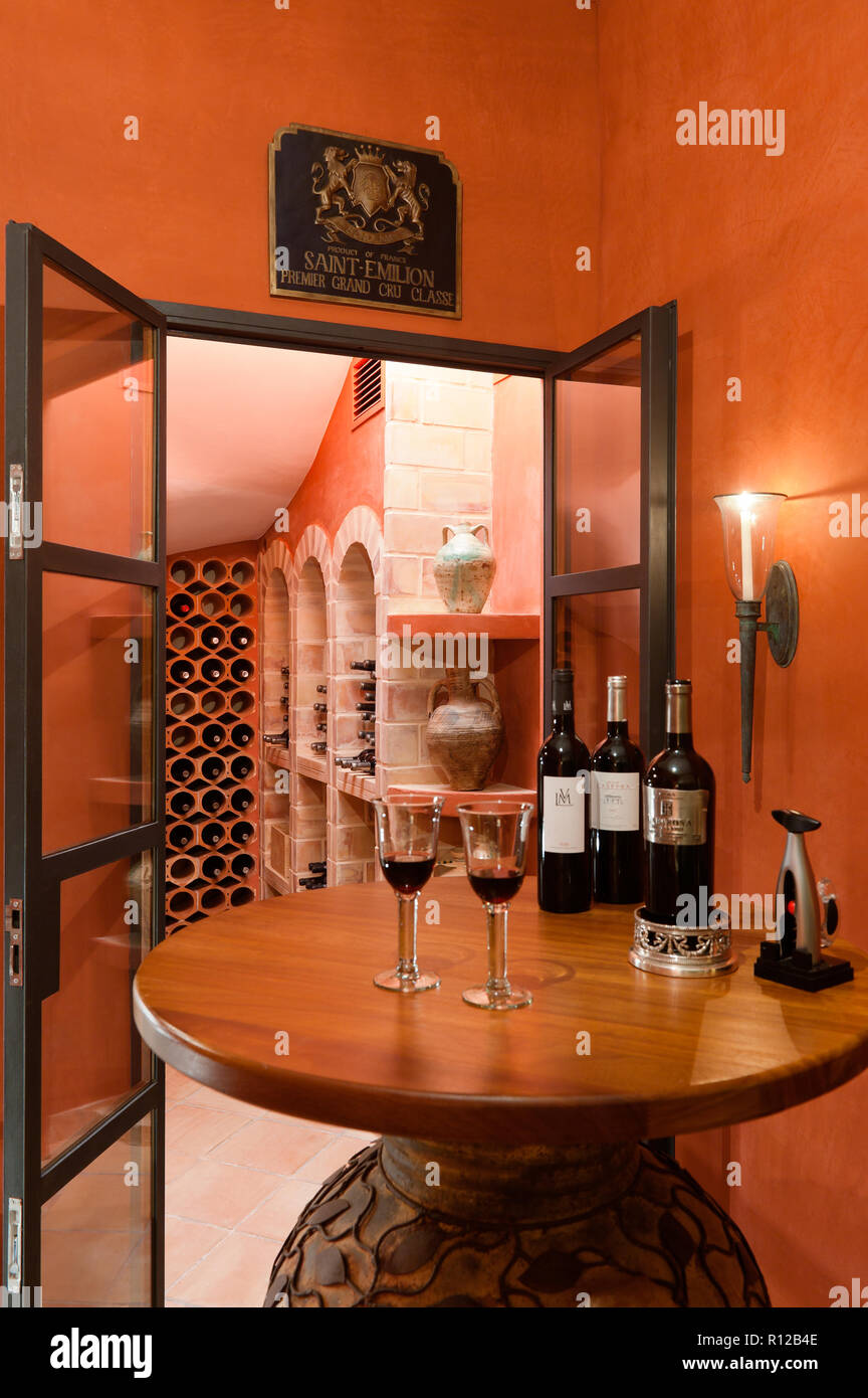 Wein am Tisch von Keller Stockfoto