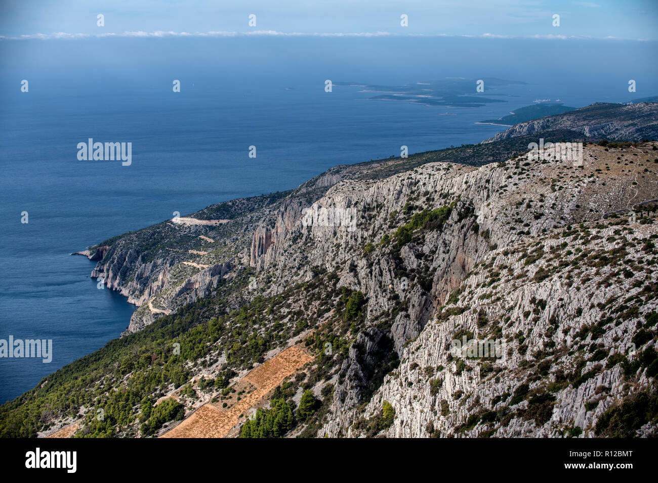 Der Blick nach Westen vom Gipfel Sveti Nikola (Sankt Nikolaus) der höchste Berg der kroatischen Insel Hvar Stockfoto