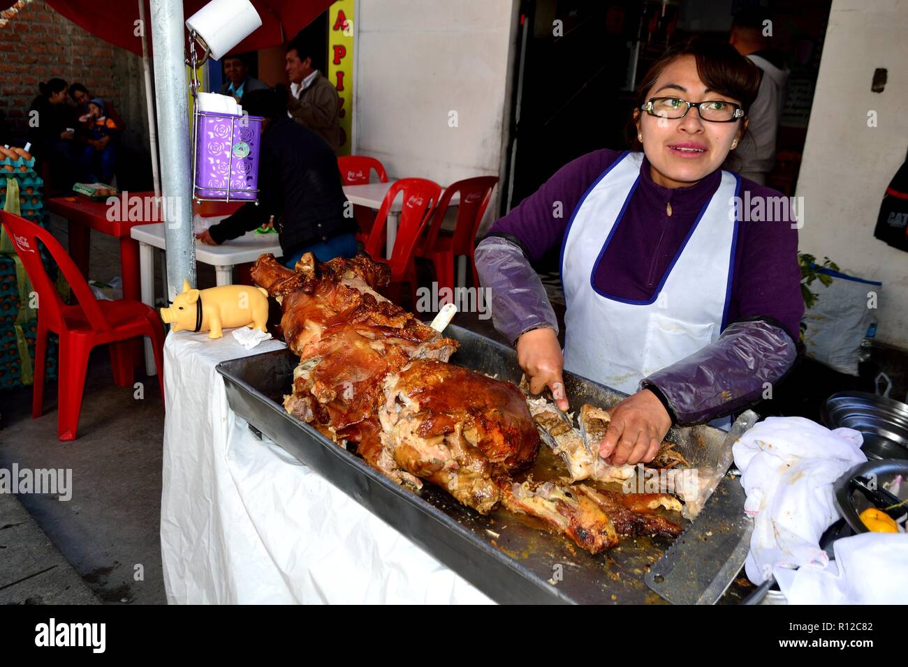 Gegrillte Spanferkel im Markt - HUARAZ. Abteilung der Ancash. PERU Stockfoto