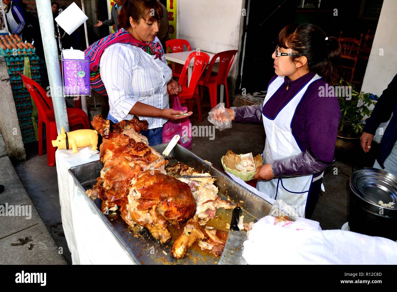 Gegrillte Spanferkel im Markt - HUARAZ. Abteilung der Ancash. PERU Stockfoto