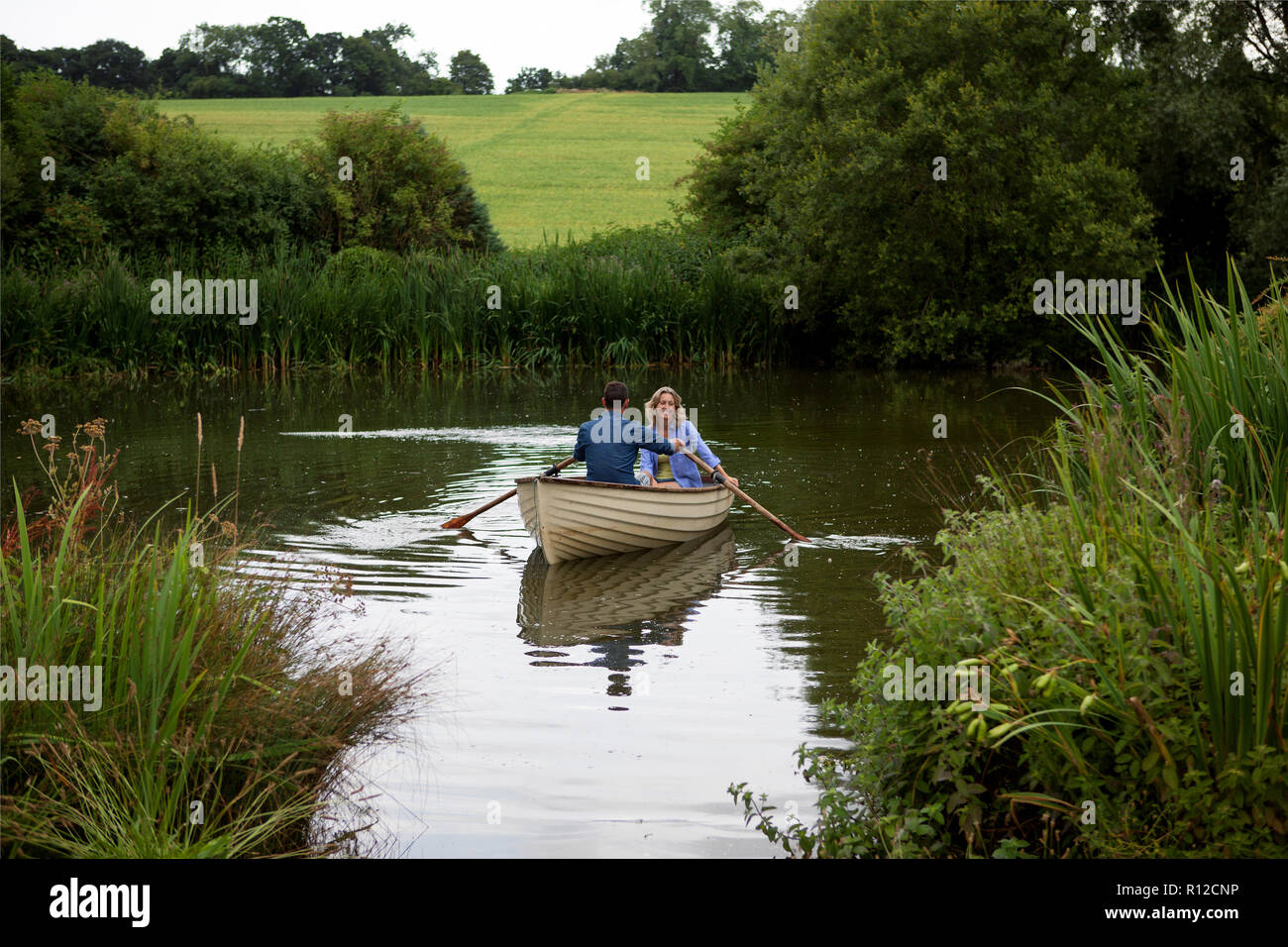 Reifes Paar im Ruderboot auf ländlichen See Stockfoto