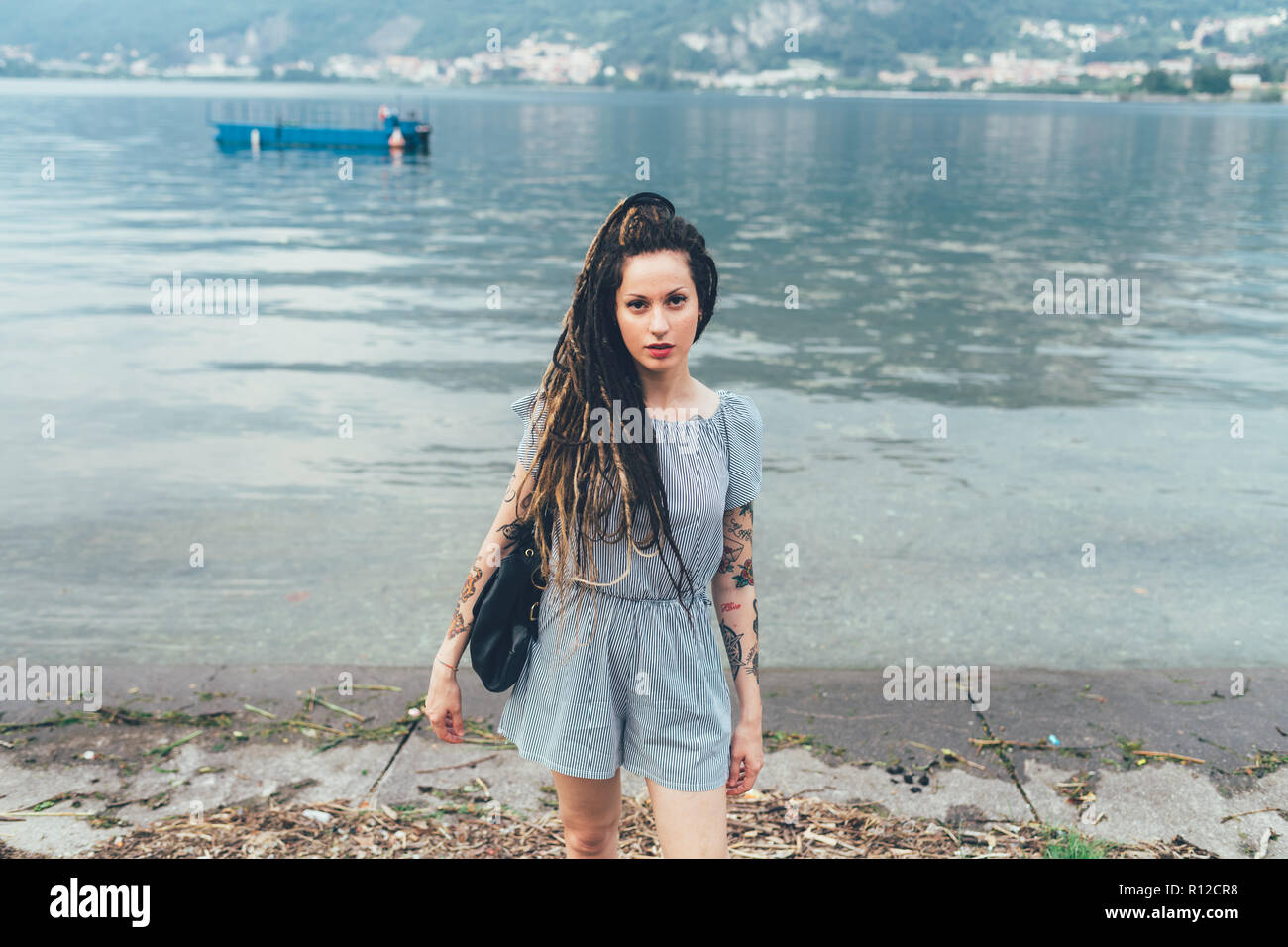 Die Frau, die durch am See, Comer See, Lombardei, Italien Stockfoto