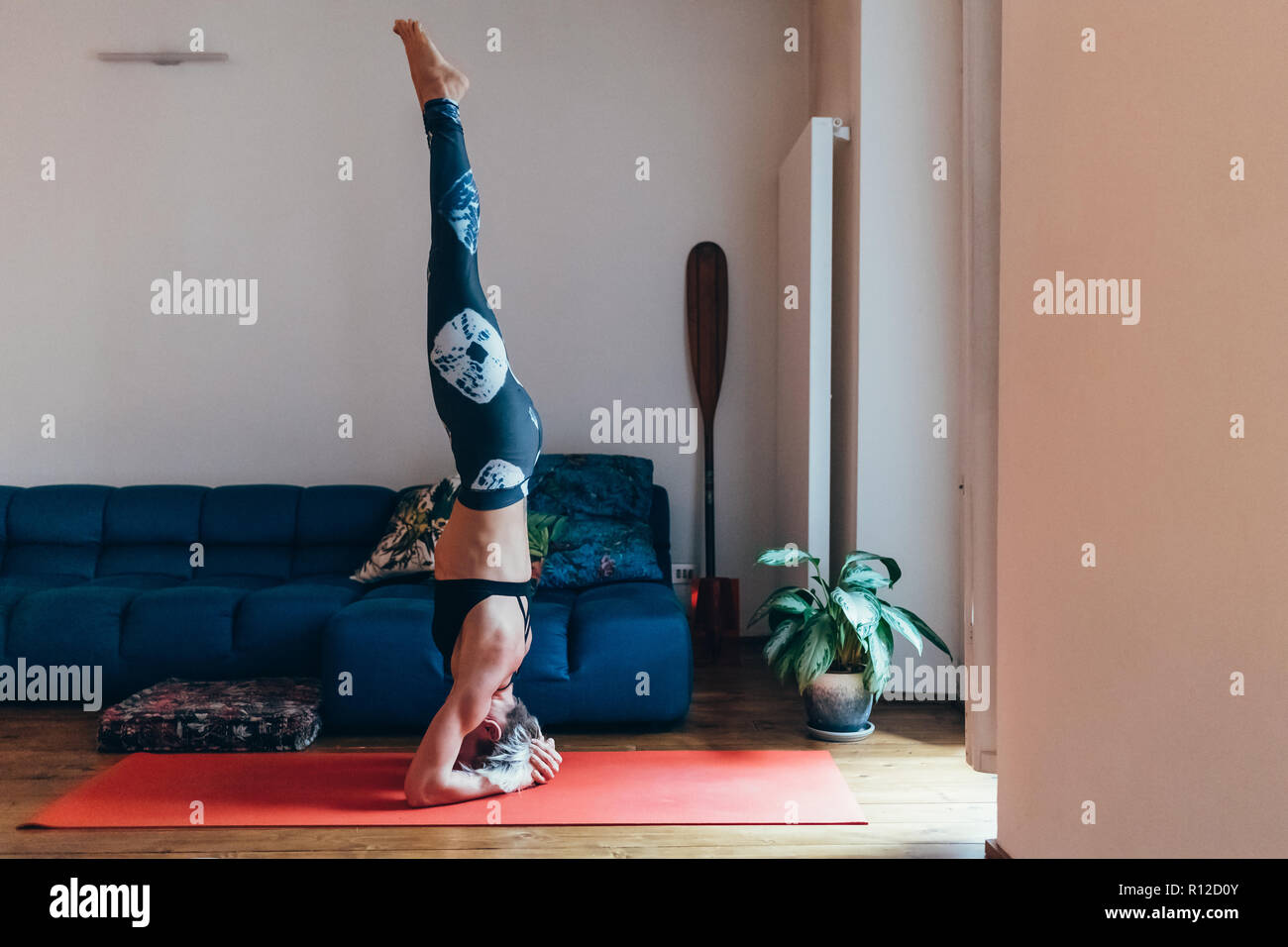 Frau praktizieren Yoga zu Hause Stockfoto