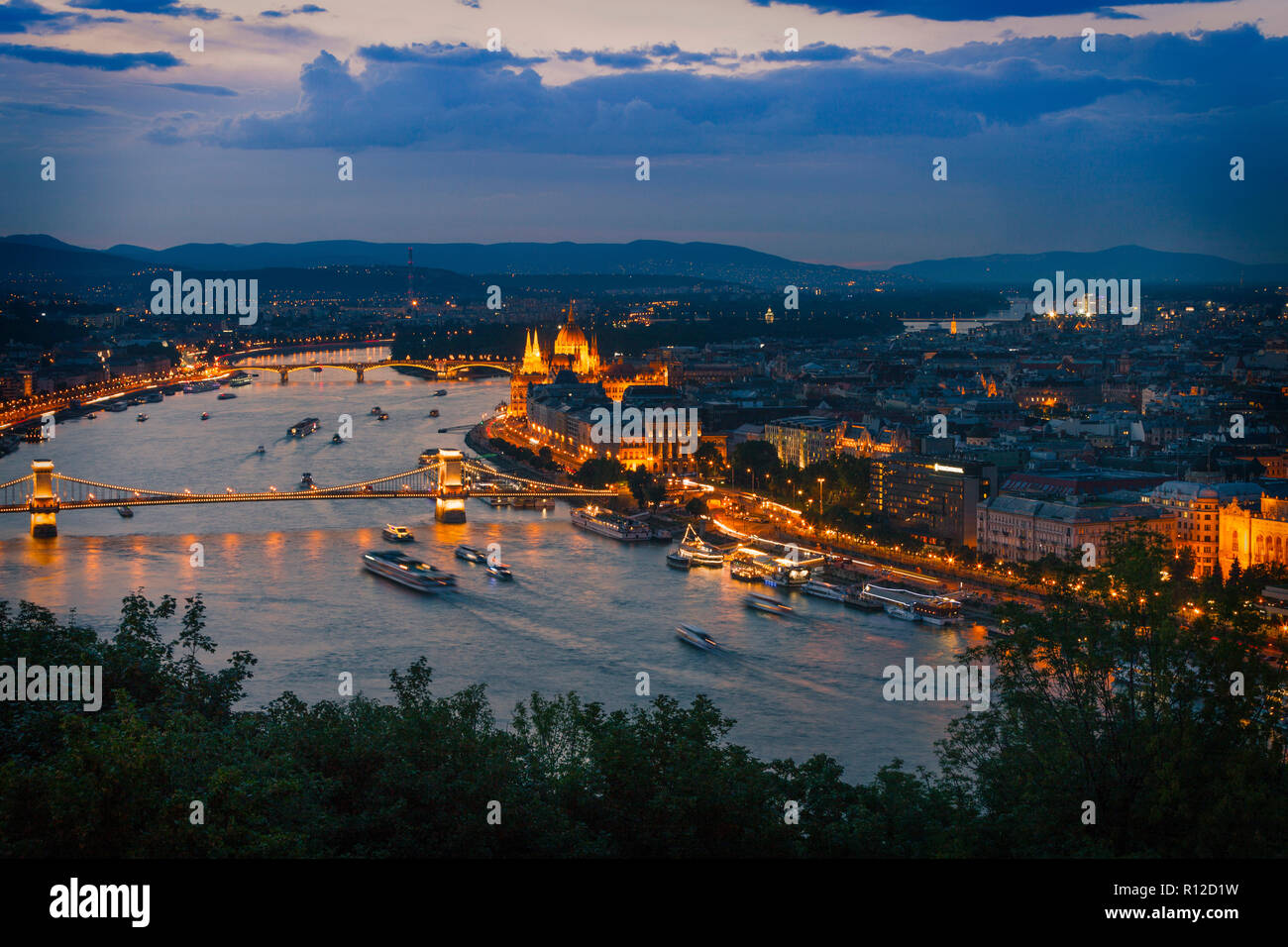 Nacht Blick auf die Kettenbrücke, Donau, Gellertberg, Budapest, Ungarn Stockfoto