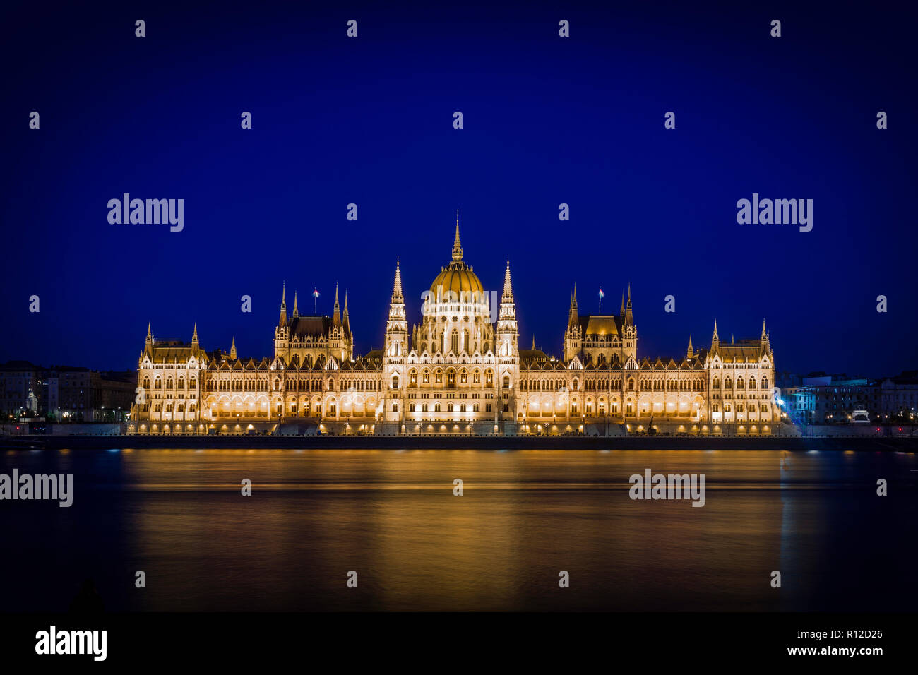 Ungarischen Parlament bei Nacht beleuchtet, Budapest, Ungarn Stockfoto