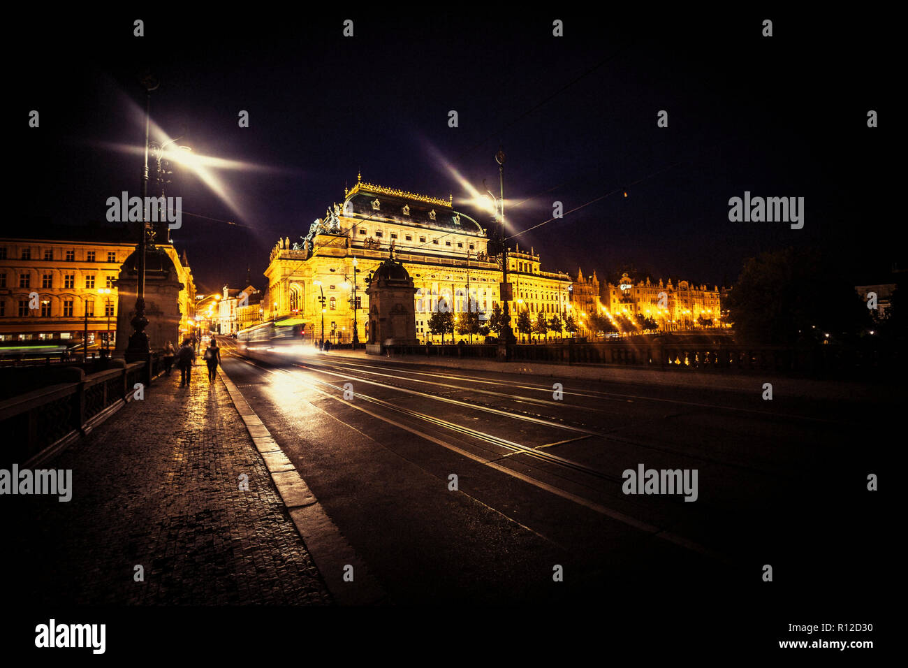 Straßenbahn-Linie auf der Straße, die Karlsbrücke, Prag, Tschechische Republik Stockfoto