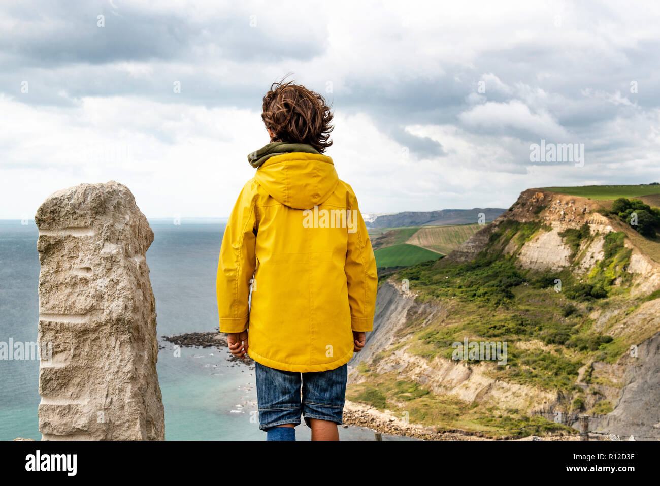 Junge auf einer Klippe zum Meer, Bournemouth, Großbritannien Stockfoto