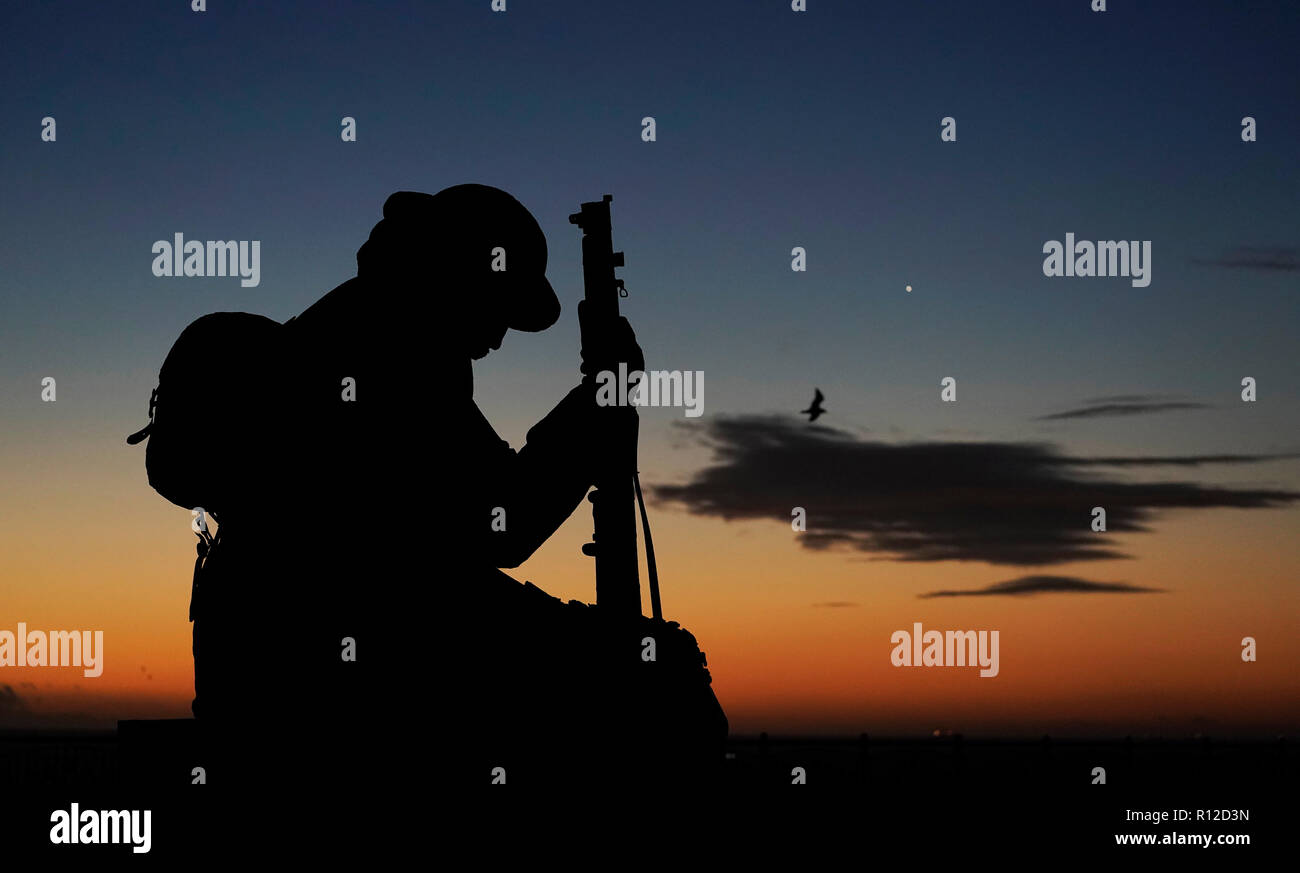 Das Tommy War Memorial bei Sonnenaufgang, in Seaham, County Durham, vor dem Wochenende Gedenken an 100 Jahre seit dem Ende des Ersten Weltkriegs. Stockfoto