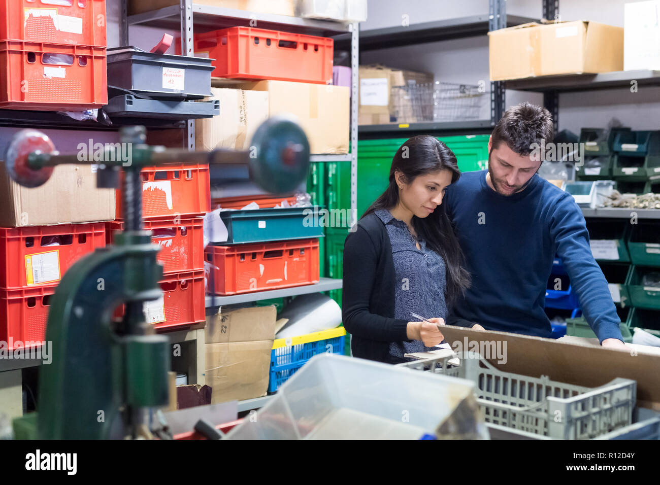 Die Kollegen arbeiten auf Lieferung und Verpackung im Lager Stockfoto