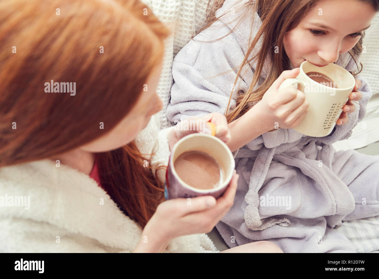 Mädchen in warmen Getränk Stockfoto