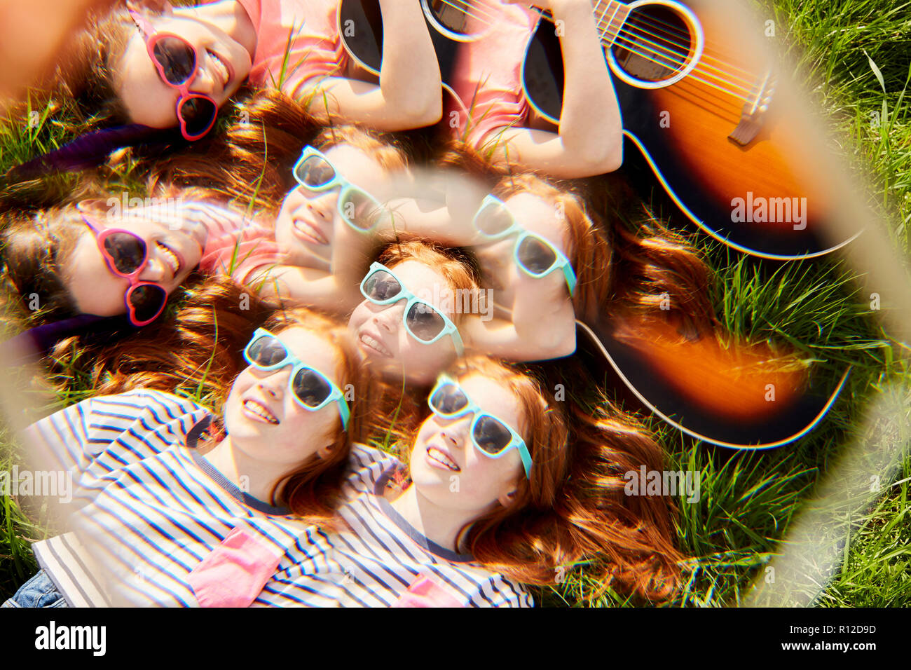 Mädchen mit Gitarre auf Gras Stockfoto